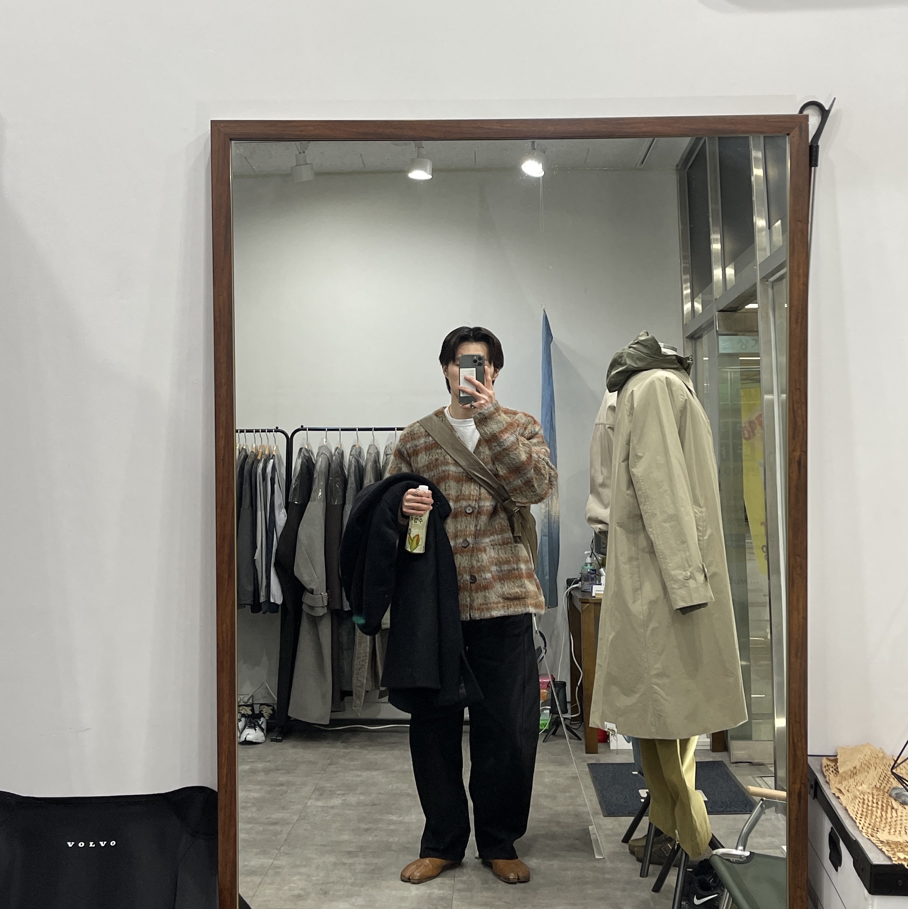Our Legacy Cardigan Mohair Ament Check, Lemaire Large Croissant Bag Soft Nappa Leather Bronze Khaki 착용 스타일