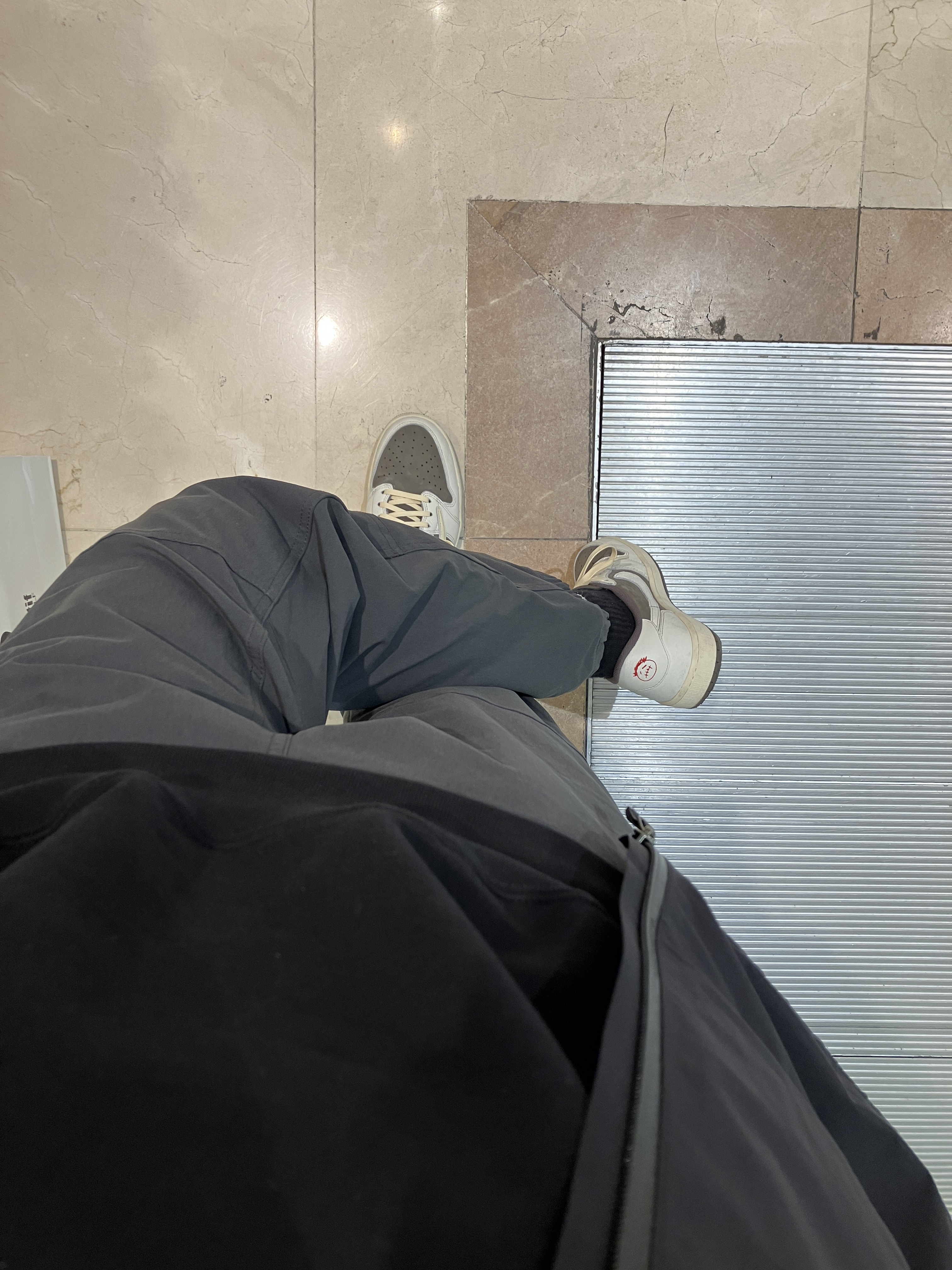 Jordan 1 x Travis Scott Retro Low OG SP Sail and Ridgerock, Arc'teryx Zeta SL Jacket Black 착용 스타일