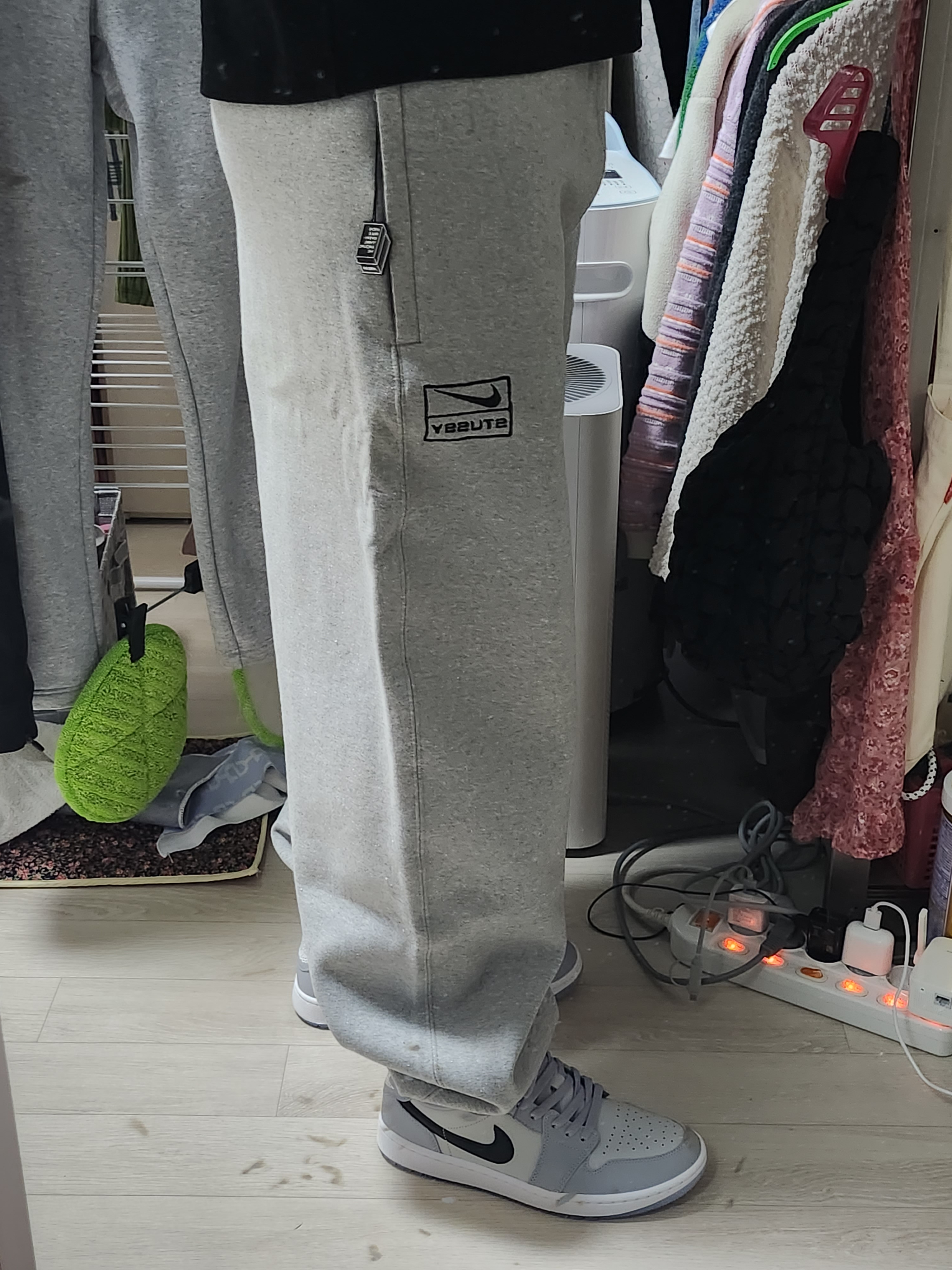 Nike x Stussy NRG Fleece Pants Dark Grey Heather (DO9340-063) 착용 스타일 - 2