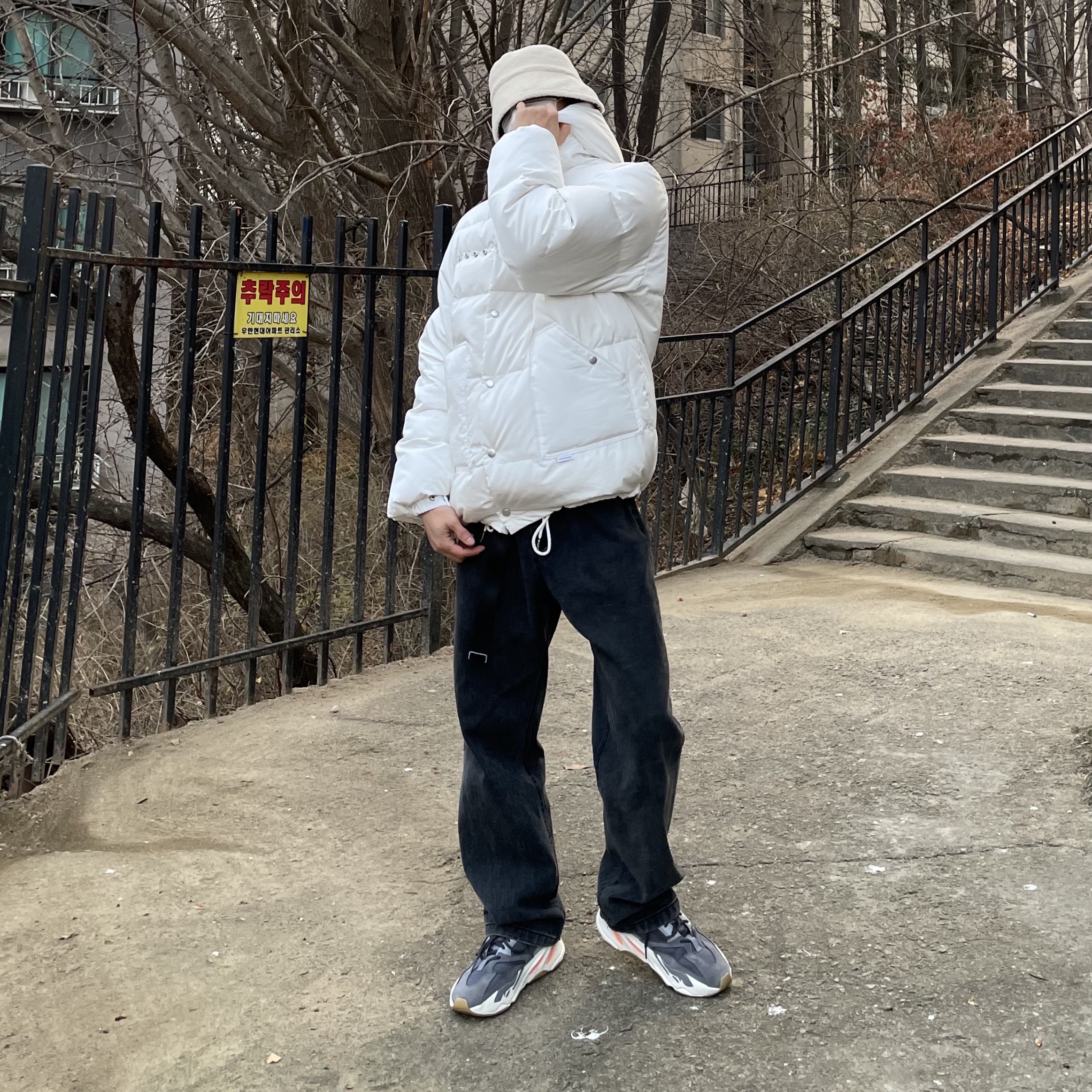 Adidas Yeezy Boost 700 Magnet 착용 스타일