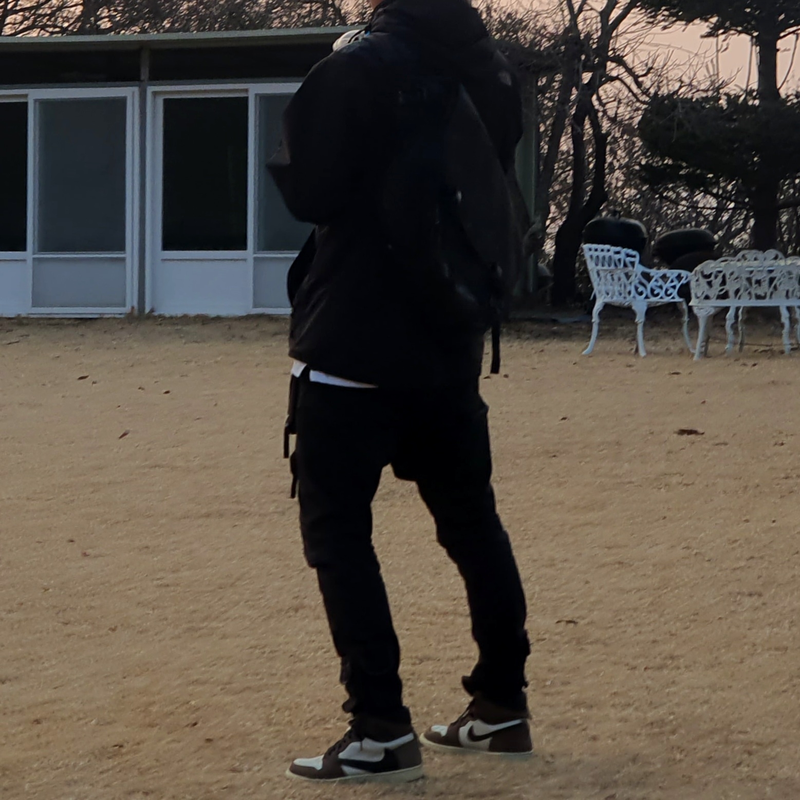 Jordan 1 x Travis Scott Retro High OG SP Mocha 착용 스타일 - 3