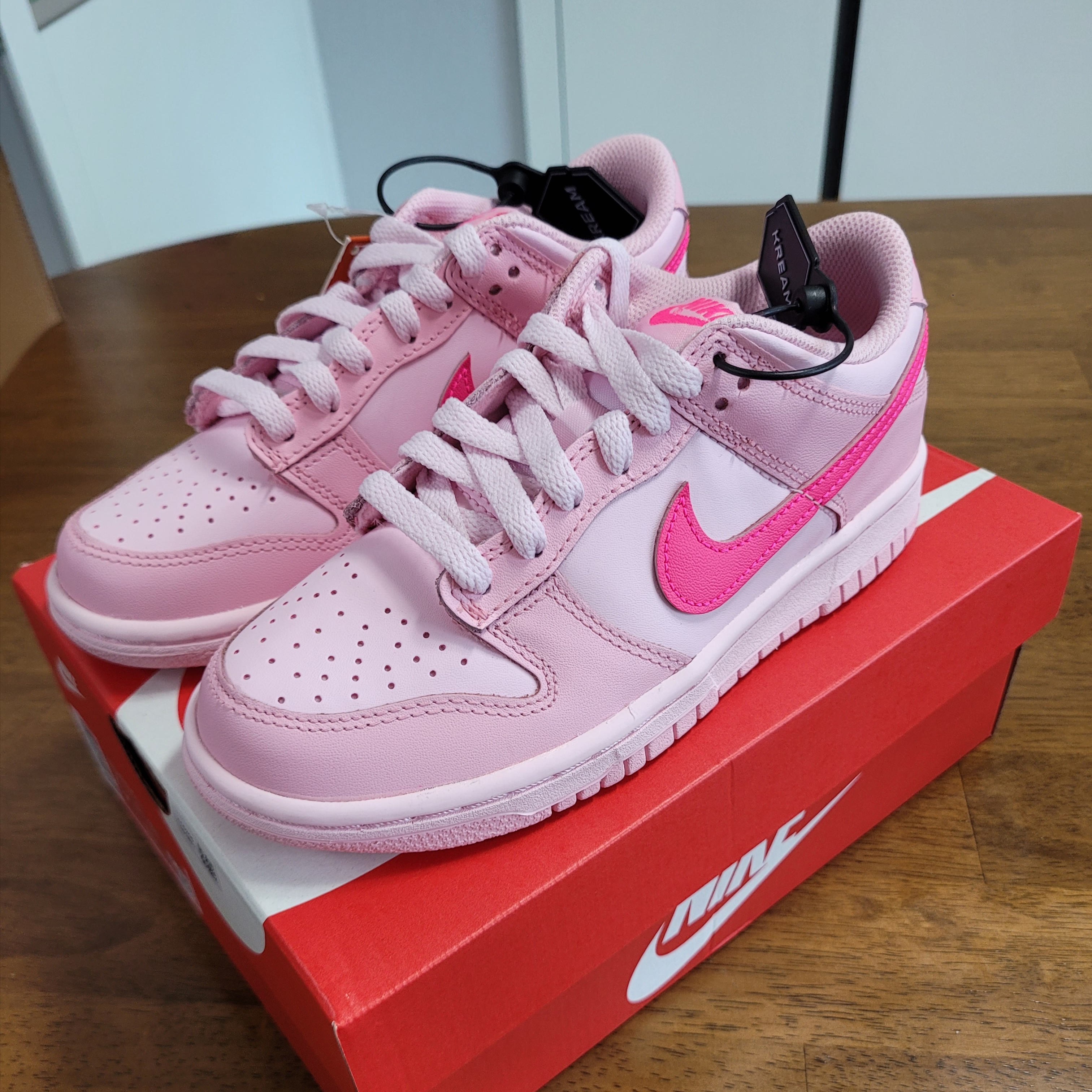 (GS) Nike Dunk Low Triple Pink 착용 스타일 - 1