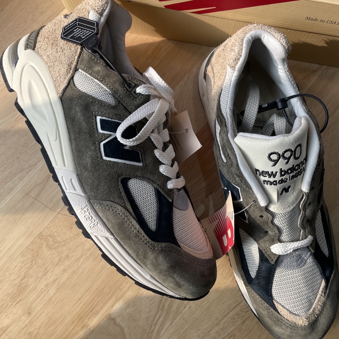 New Balance 990v2 Made in USA Grey Tan 착용 스타일 - 1
