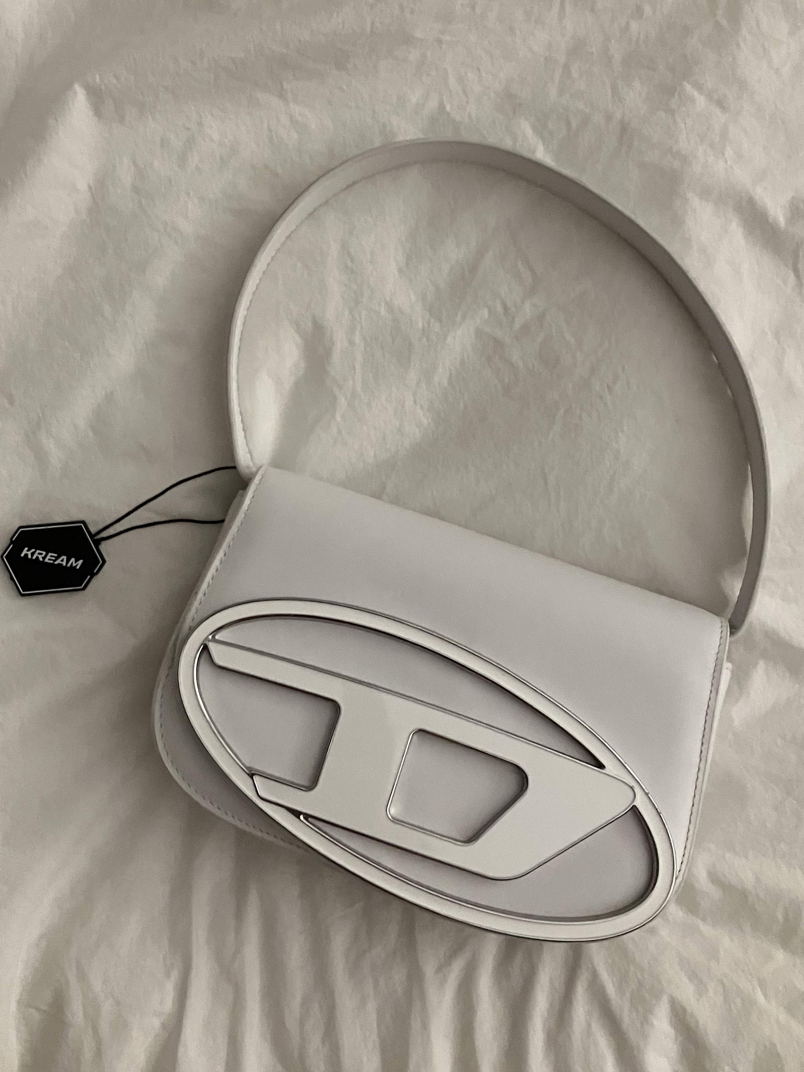 Diesel 1DR Shoulder Bag in Nappa Leather White 착용 스타일 - 3