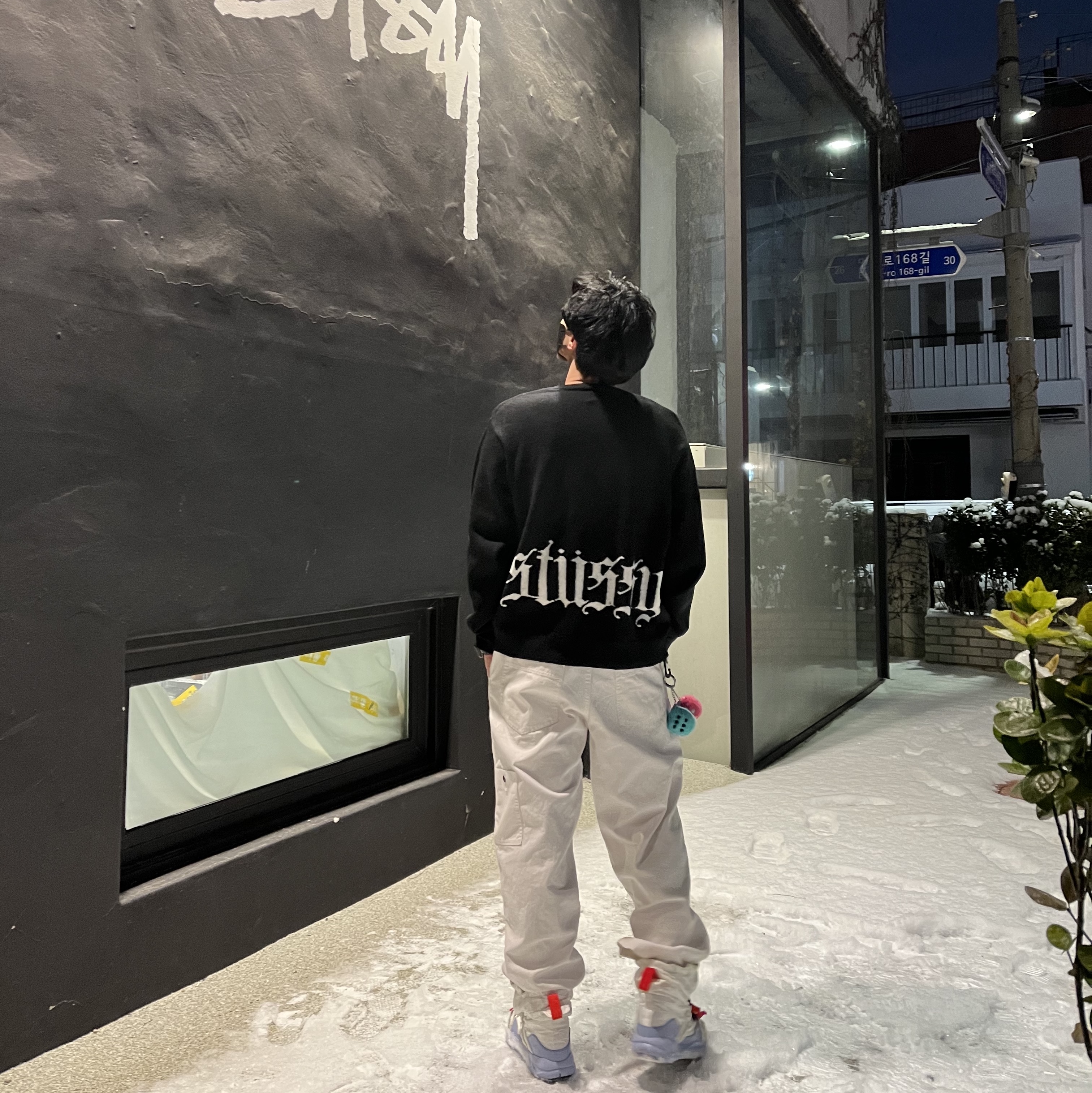 Stussy Gothic Sweater Black, Stussy Fuzzy Dice Keychain Pink 착용 스타일 - 2