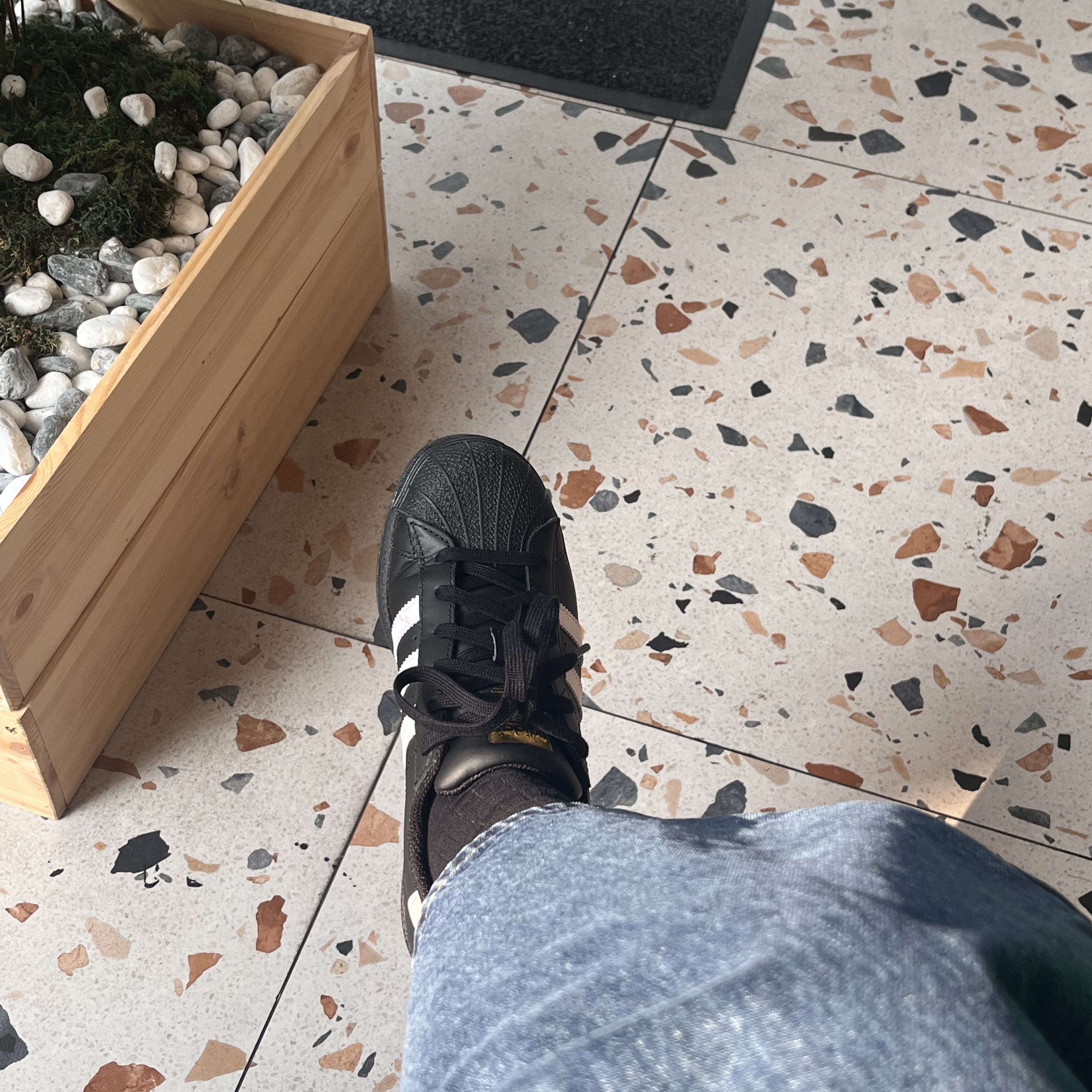 Adidas Superstar Core Black White 착용 스타일 - 1