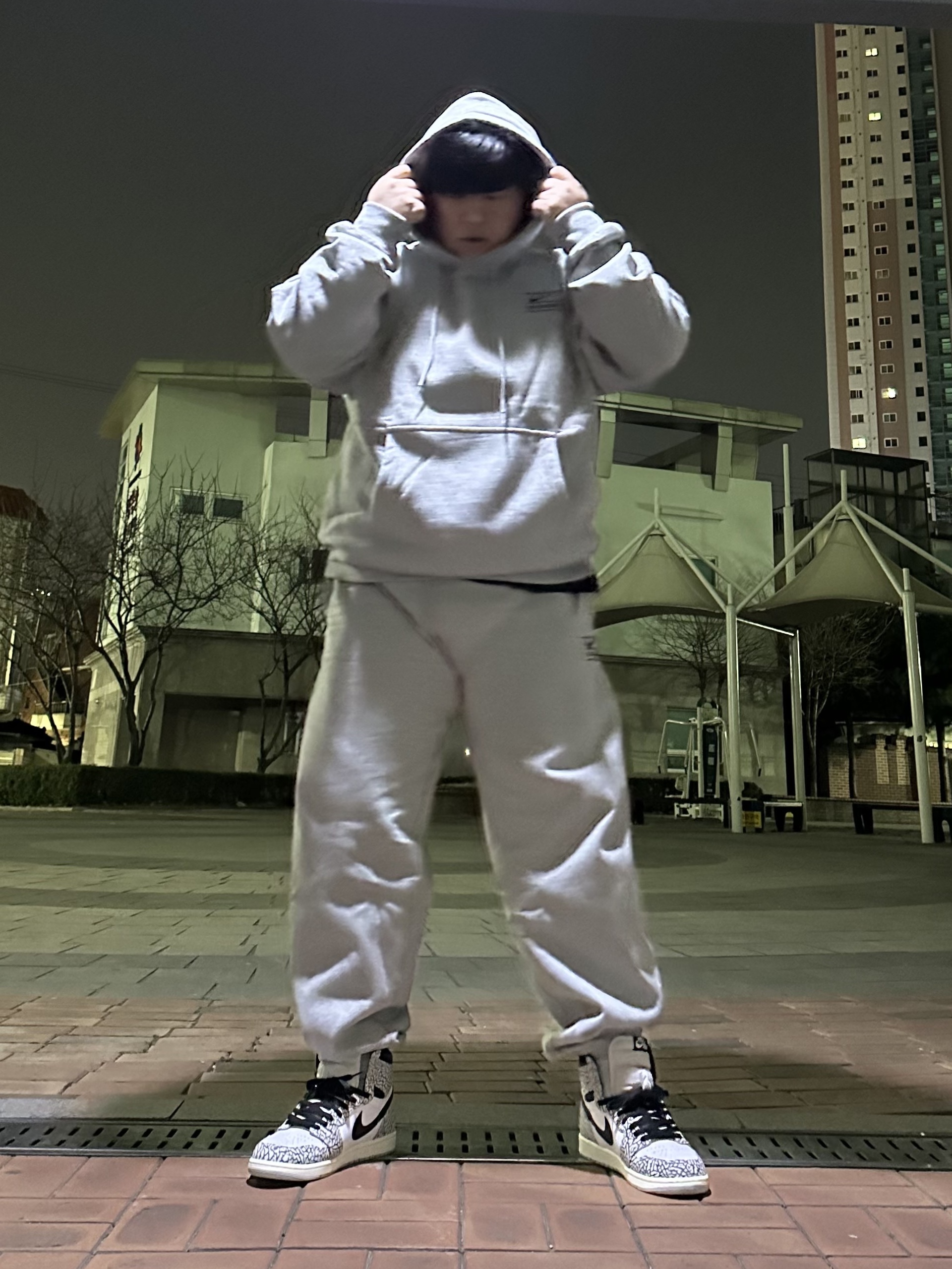Nike x Stussy NRG RA Pullover Hoodie Dark Grey Heather (DJ9488-063), Nike x Stussy NRG Fleece Pants Dark Grey Heather (DO9340-063) 착용 스타일