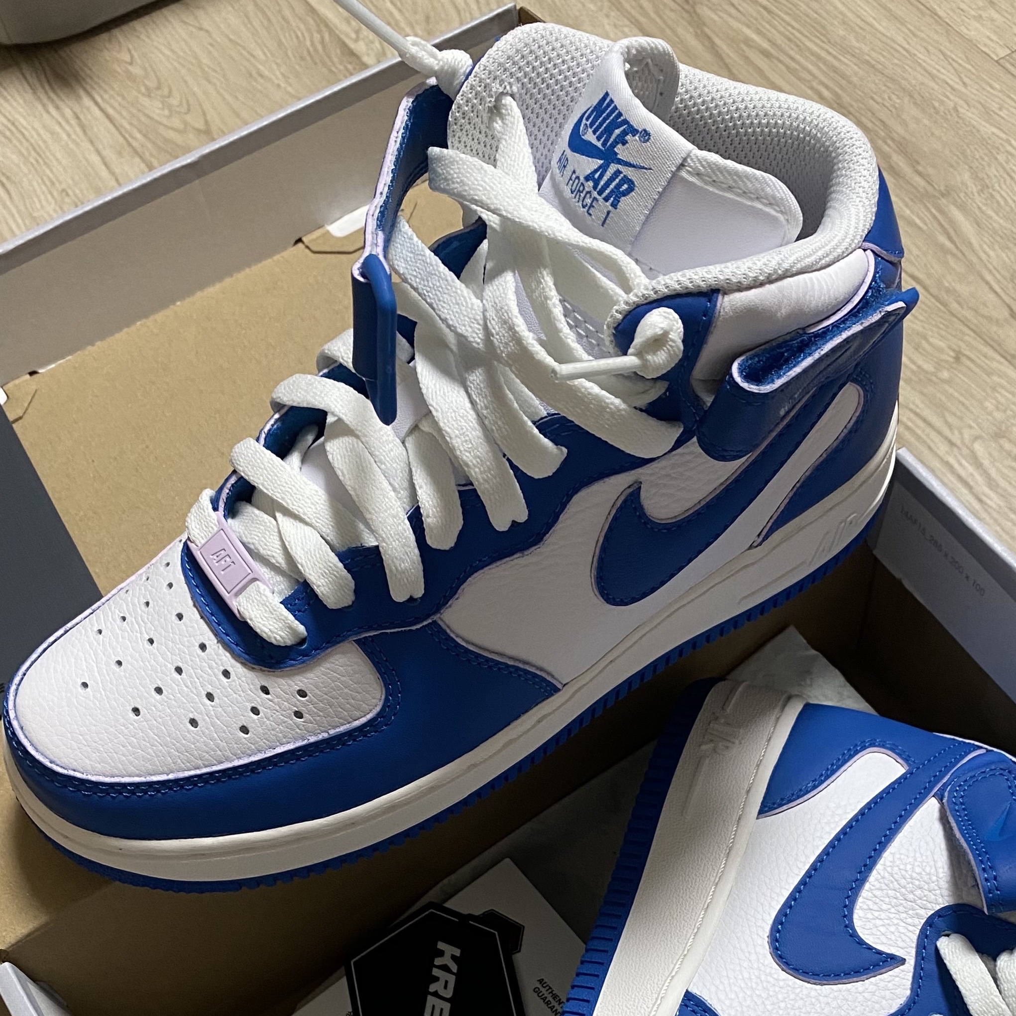 (W) Nike Air Force 1 Mid '07 Military Blue and Doll 착용 스타일 - 3