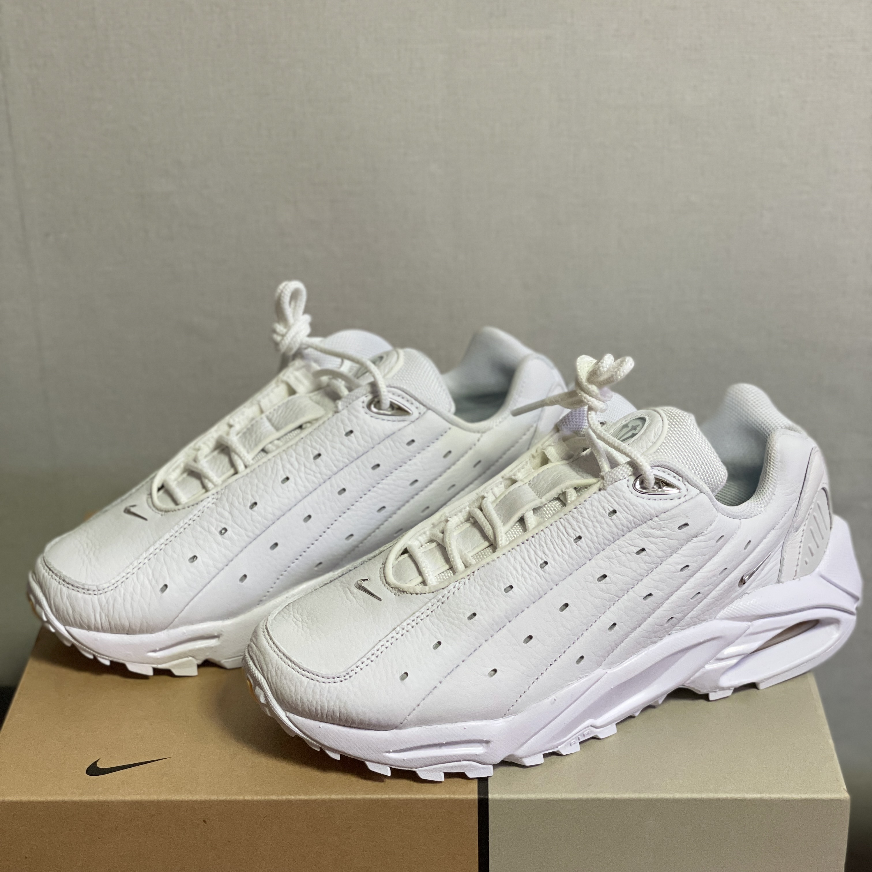 Nike x Drake Nocta Hot Step Air Terra Triple White 착용 스타일 - 1