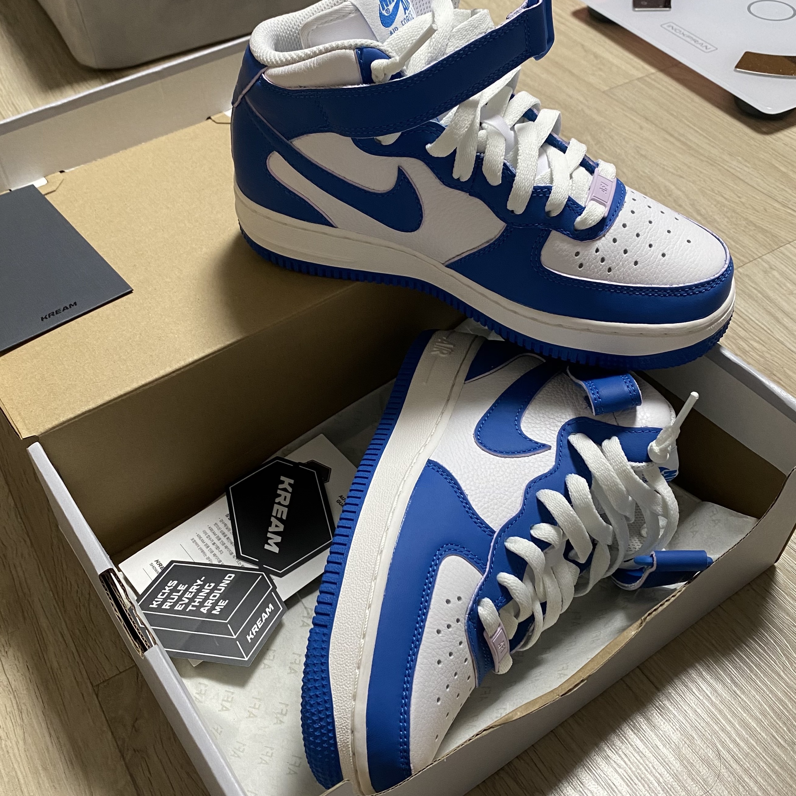 (W) Nike Air Force 1 Mid '07 Military Blue and Doll 착용 스타일 - 1