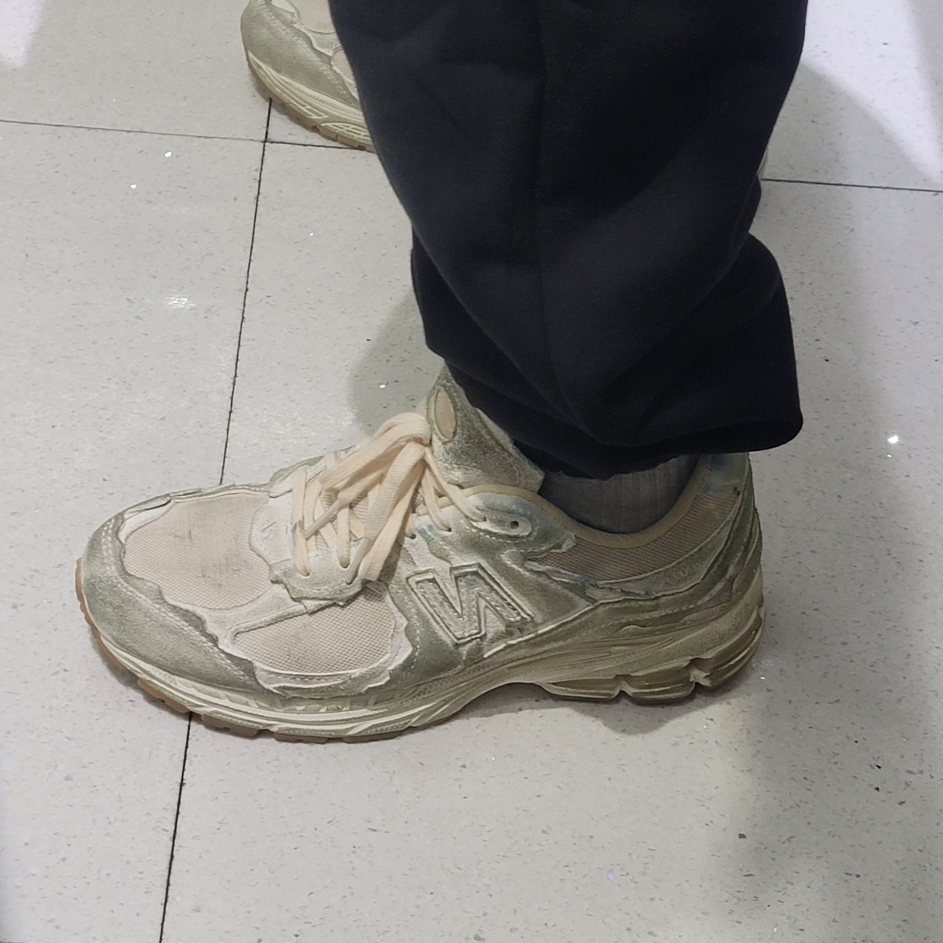 New Balance 2002R Protection Pack Distressed 착용 스타일 - 1