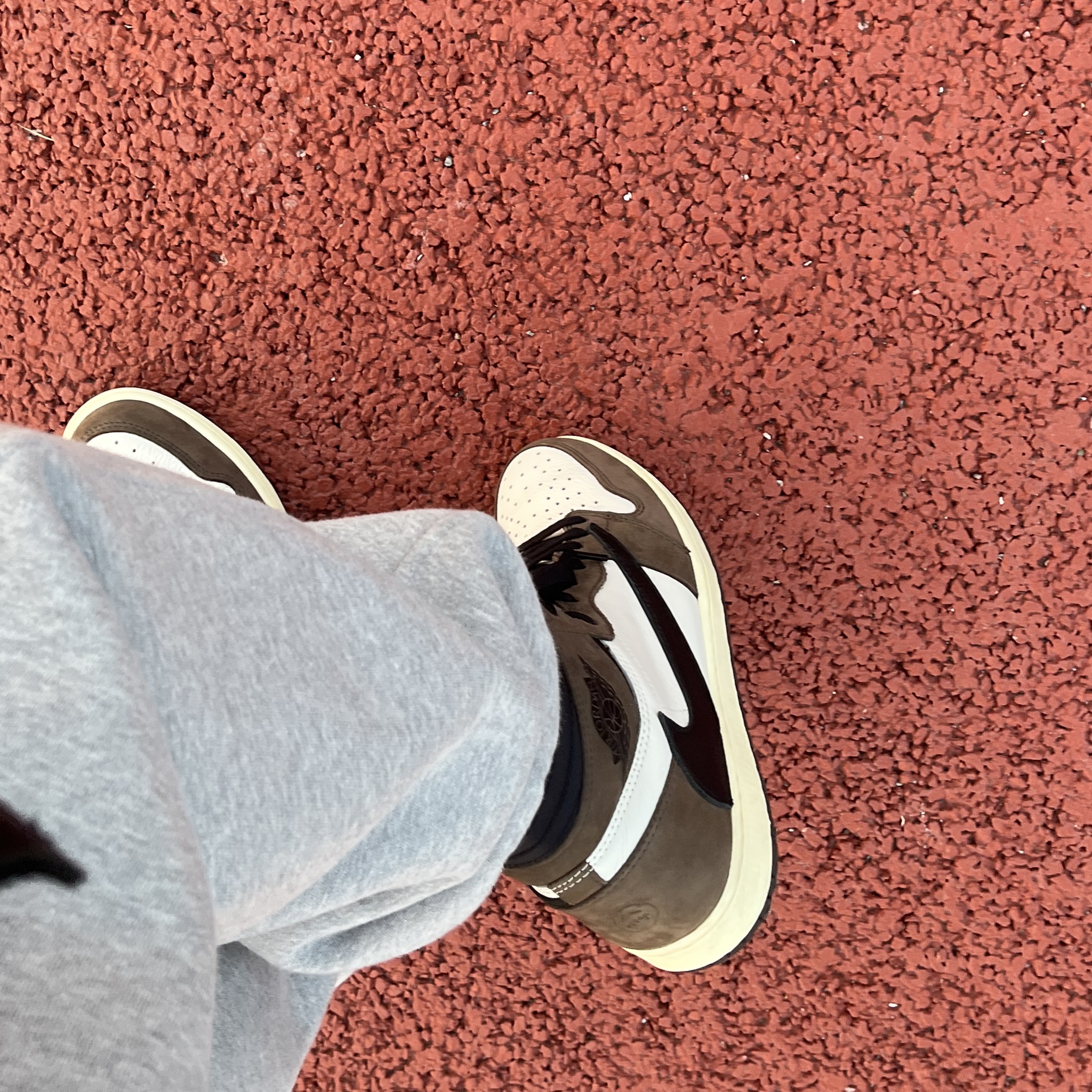 Darkr8m Studio White Logo Cap, Jordan 1 x Travis Scott Retro High OG SP Mocha 착용 스타일 - 3