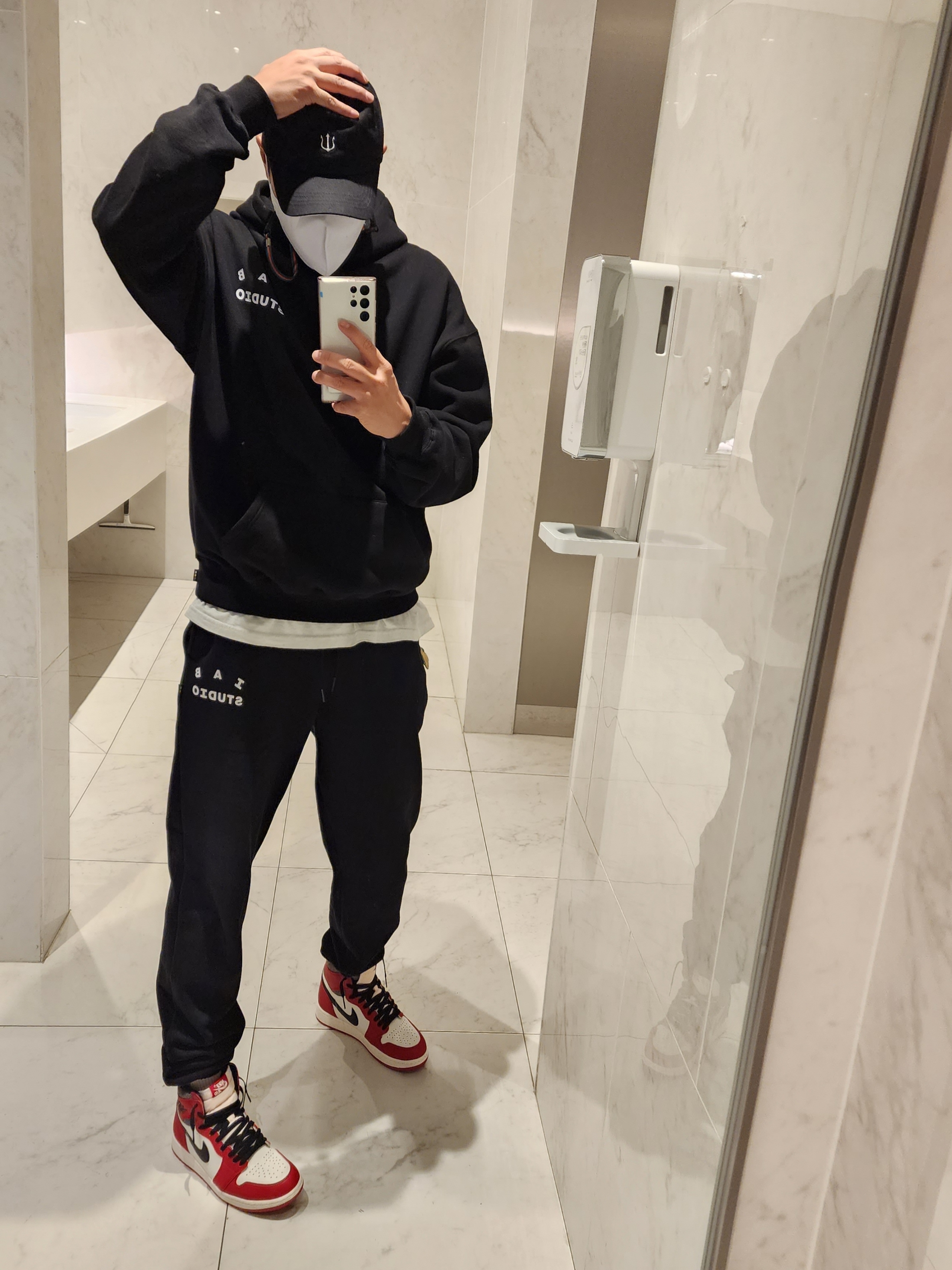Jordan 1 Retro High OG Chicago 2022, IAB Studio Hoodie Black White 착용 스타일 - 2