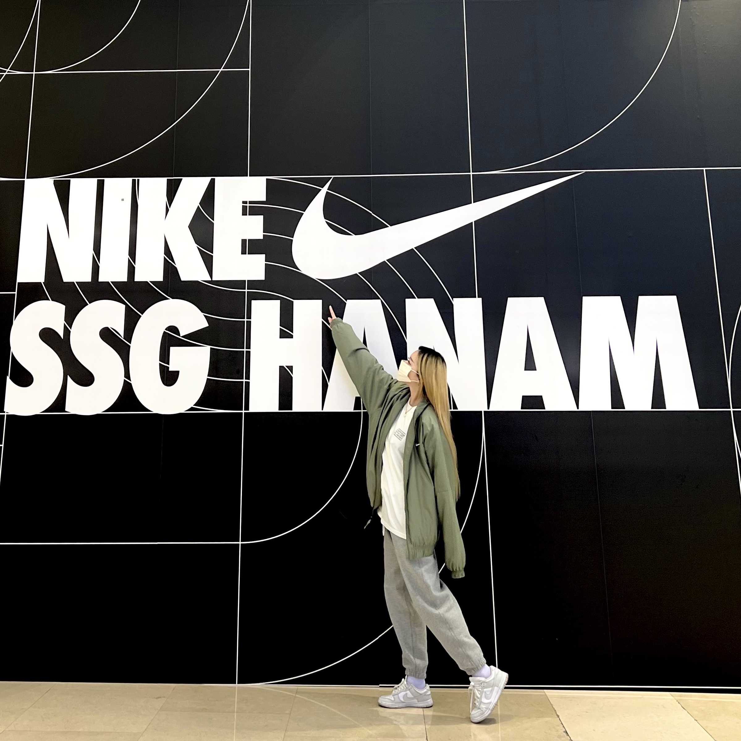 Nike NRG Solo Swoosh Satin Bomber Jacket Light Army - US/EU, Nike NRG Solo Swoosh Fleece Pants Dark Grey Heather - Asia 착용 스타일
