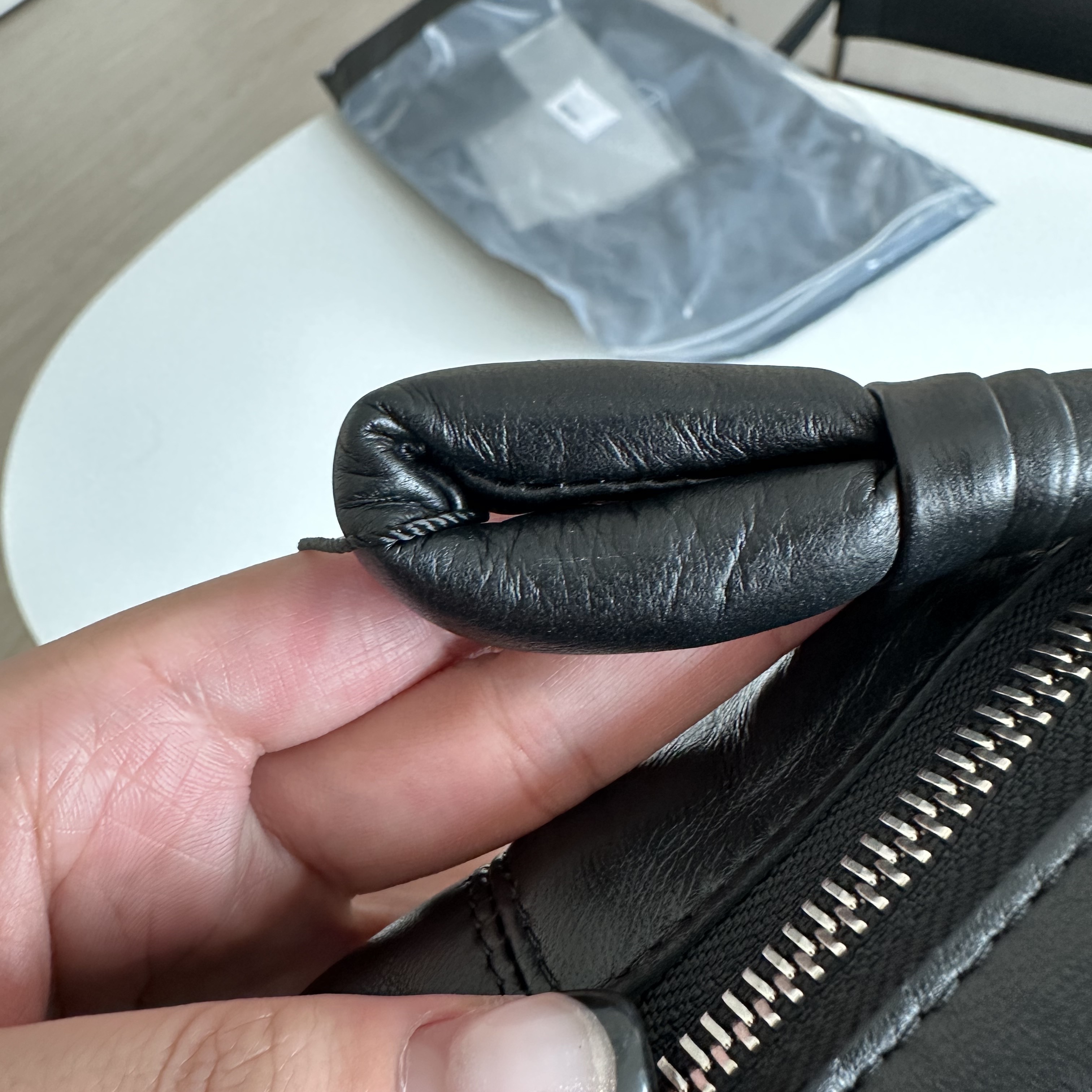 Lemaire Small Croissant Bag Soft Nappa Leather Black 착용 스타일 - 2