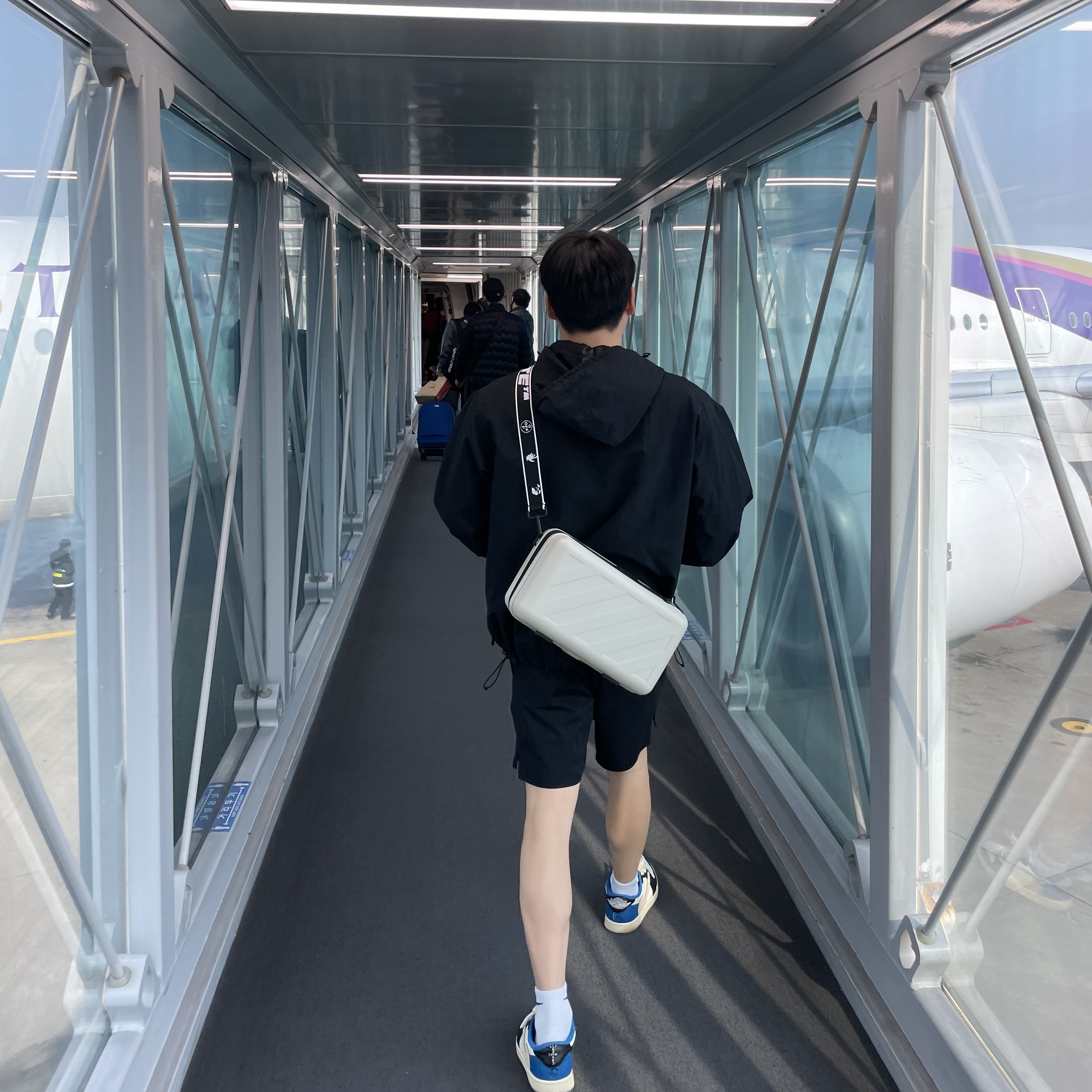 Off-White x Amore Pacific Protection Box (Without Cosmetics), Jordan 1 x Travis Scott x Fragment Retro Low OG SP Military Blue 착용 스타일