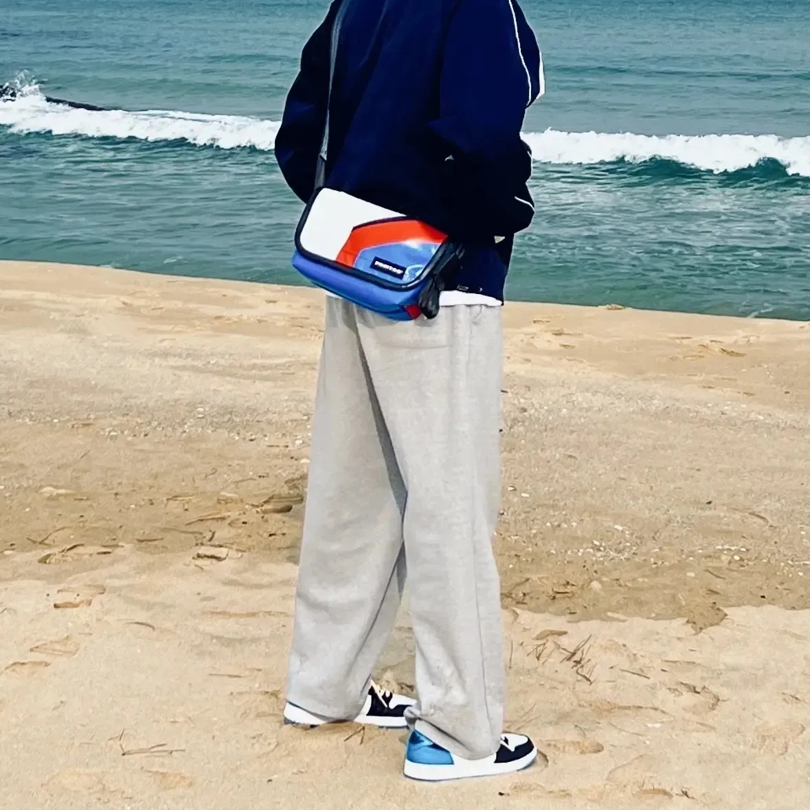 Jordan 1 Retro Low OG Black and Dark Powder Blue 착용 스타일 - 2