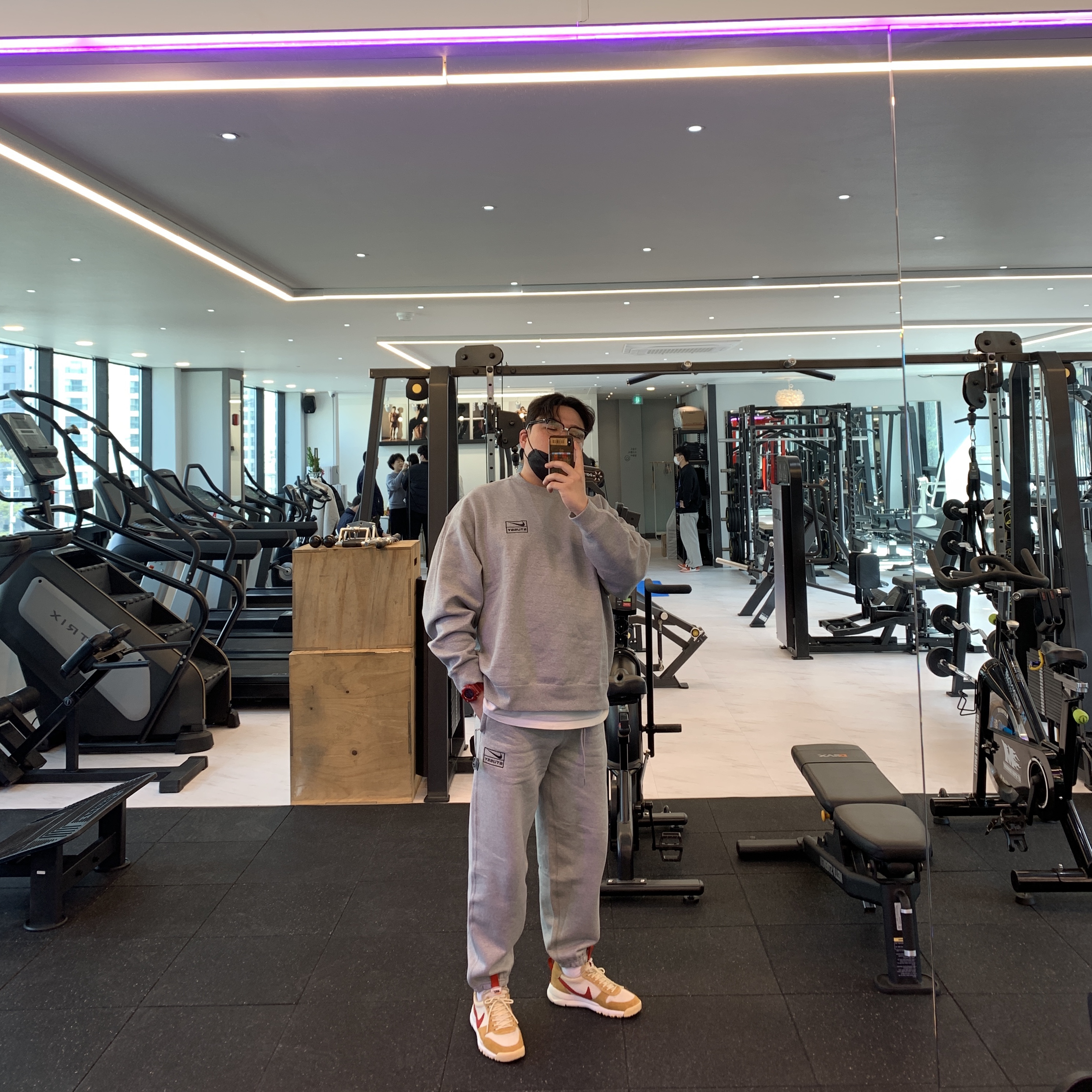 Nike x Stussy NRG Fleece Pants Dark Grey Heather (DO9340-063), Nike x Stussy NRG Fleece Crewneck Dark Grey Heather (DO9337-063) 착용 스타일