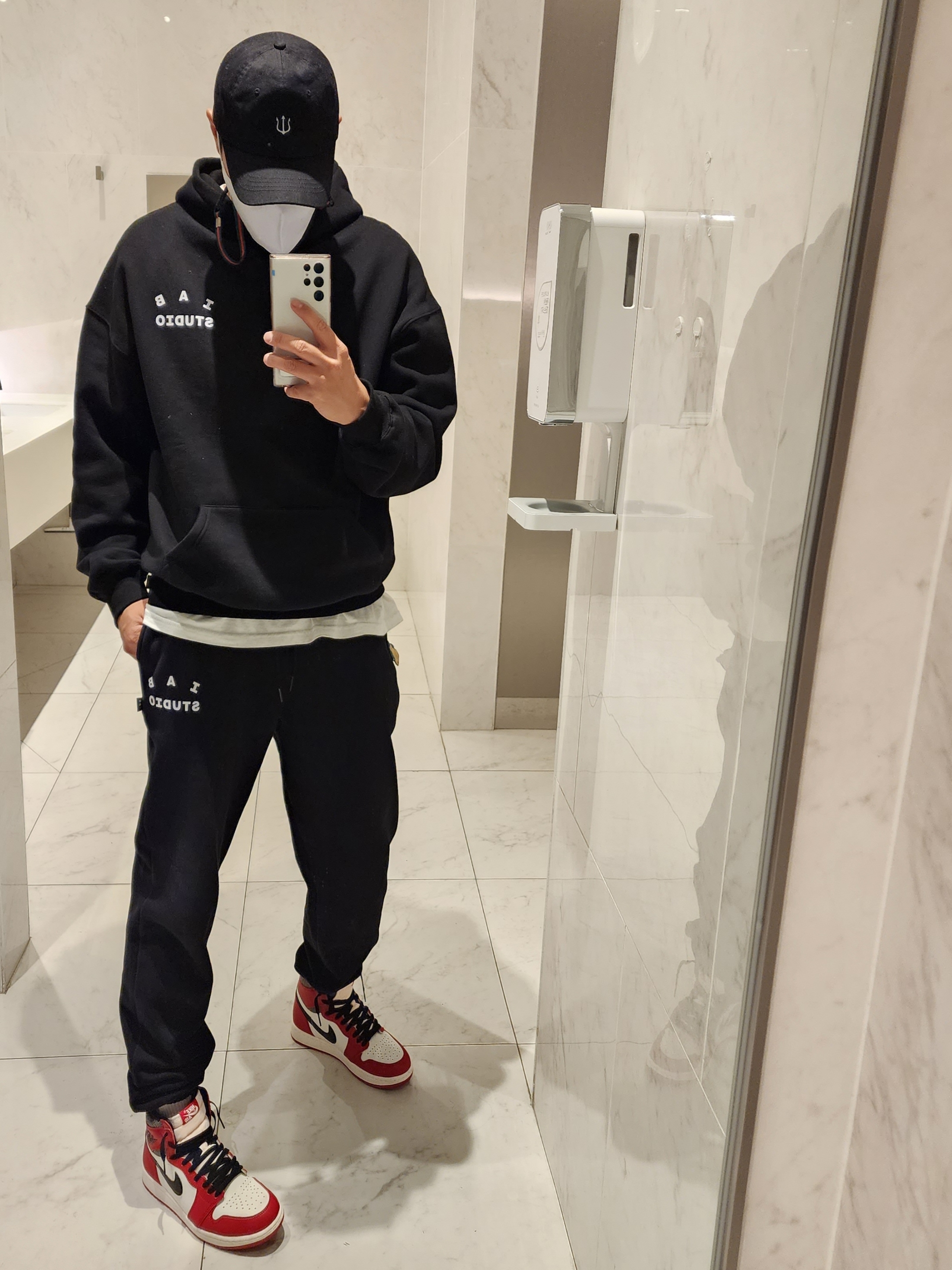 Jordan 1 Retro High OG Chicago 2022, IAB Studio Hoodie Black White 착용 스타일 - 1