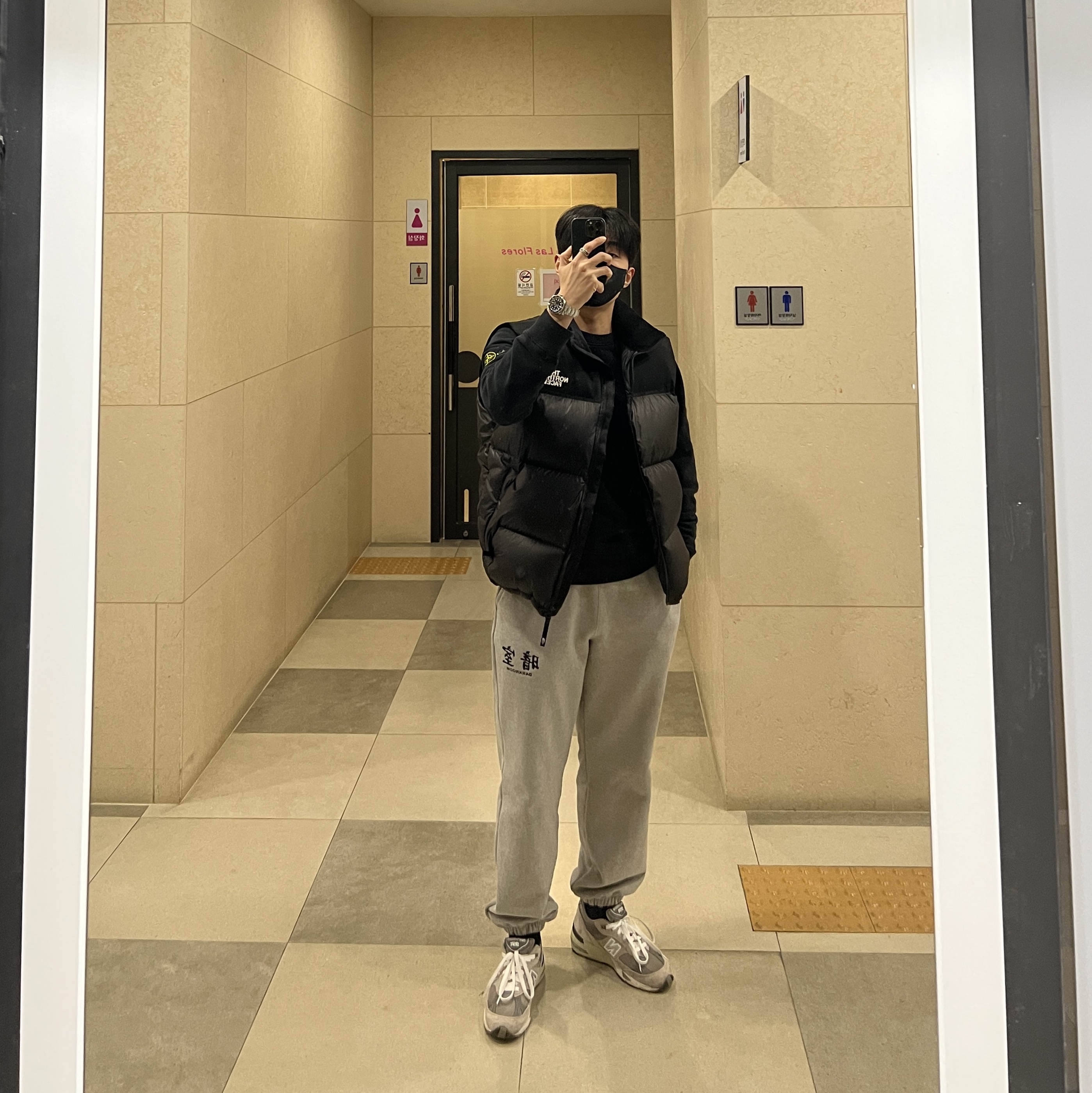 Darkr8m Studio Basic Logo Heavyweight Sweatpants Gray, Stone Island 63020 Crewneck Sweatshirt Black - 22FW 착용 스타일