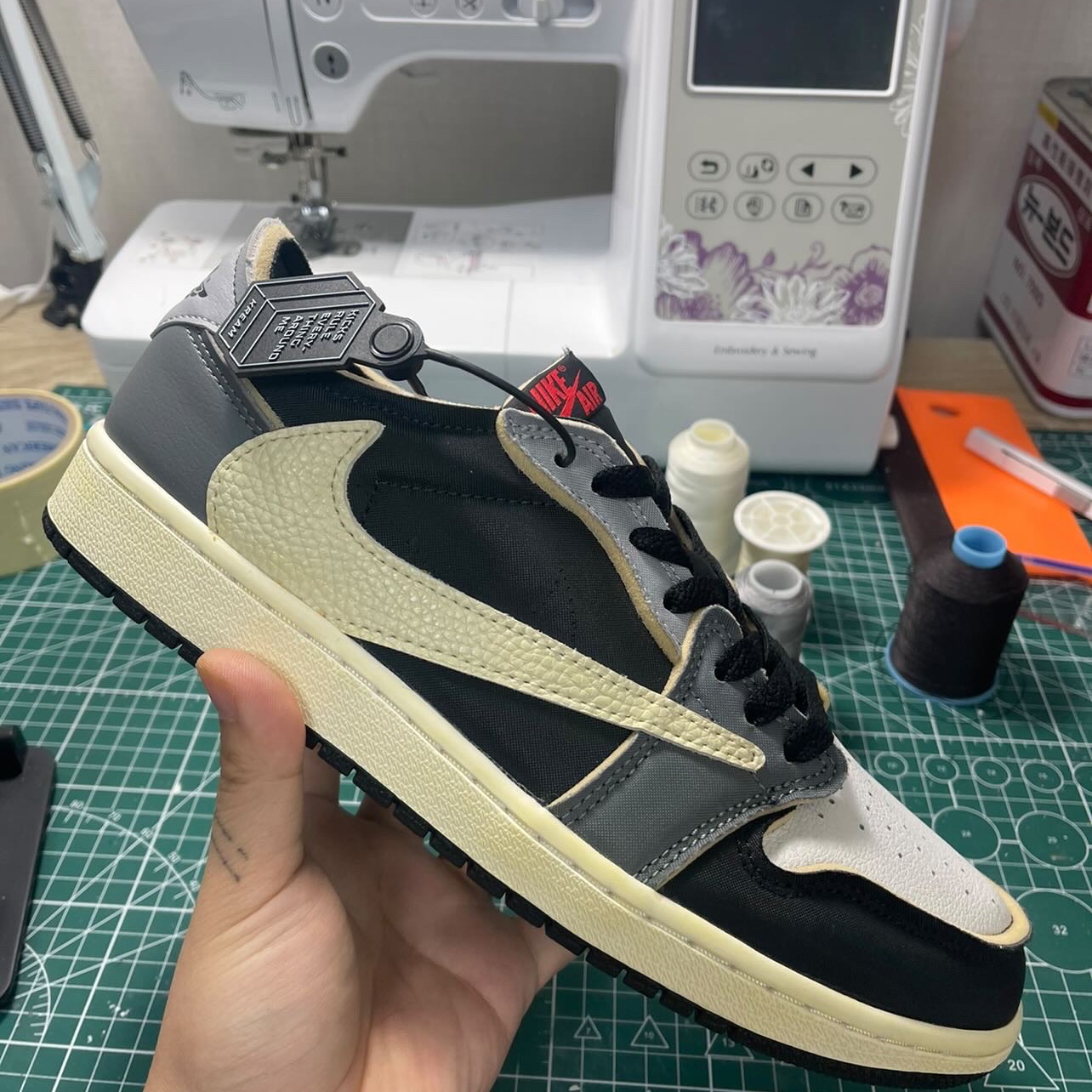 Jordan 1 Retro Low OG EX Black and Smoke Grey 착용 스타일 - 1