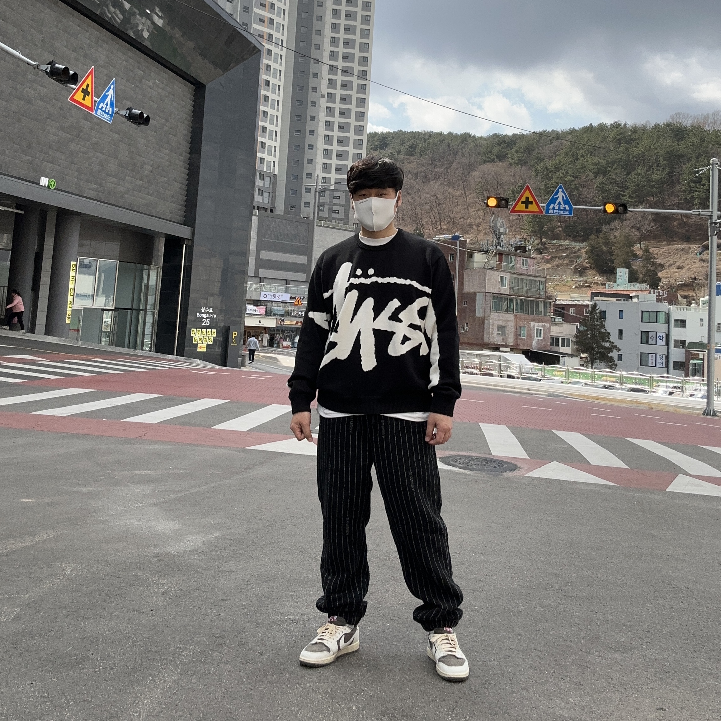 Stussy Stock Sweater Black, Jordan 1 x Travis Scott Retro Low OG SP Sail and Ridgerock 착용 스타일