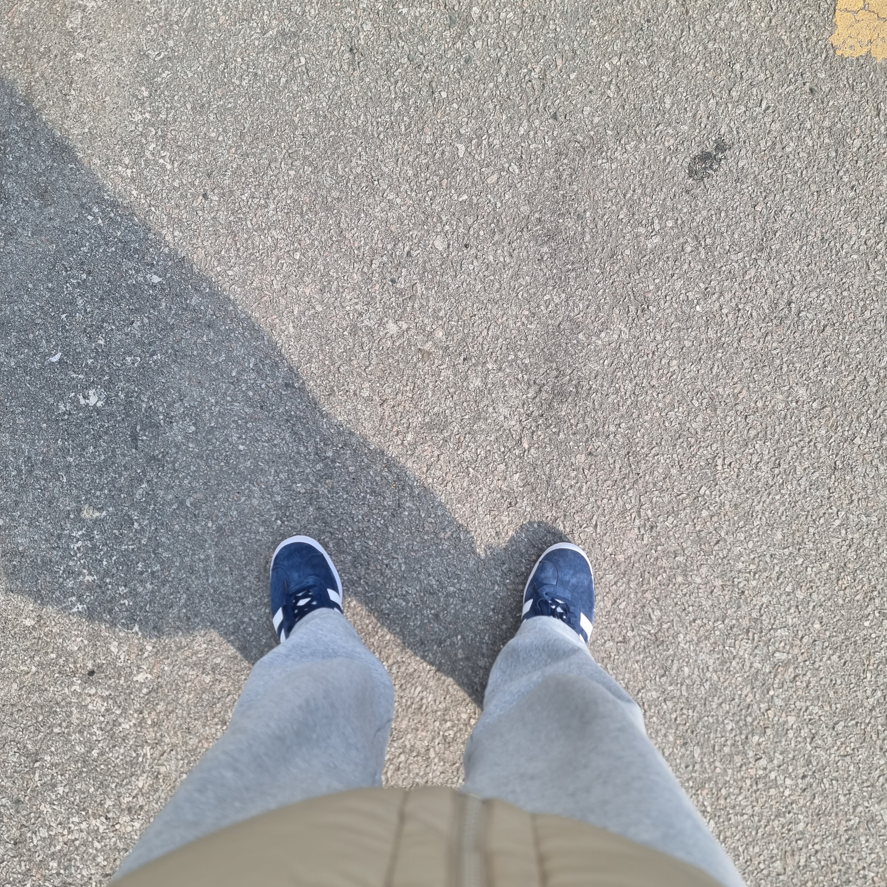 Adidas Gazelle Collegiate Navy 착용 스타일