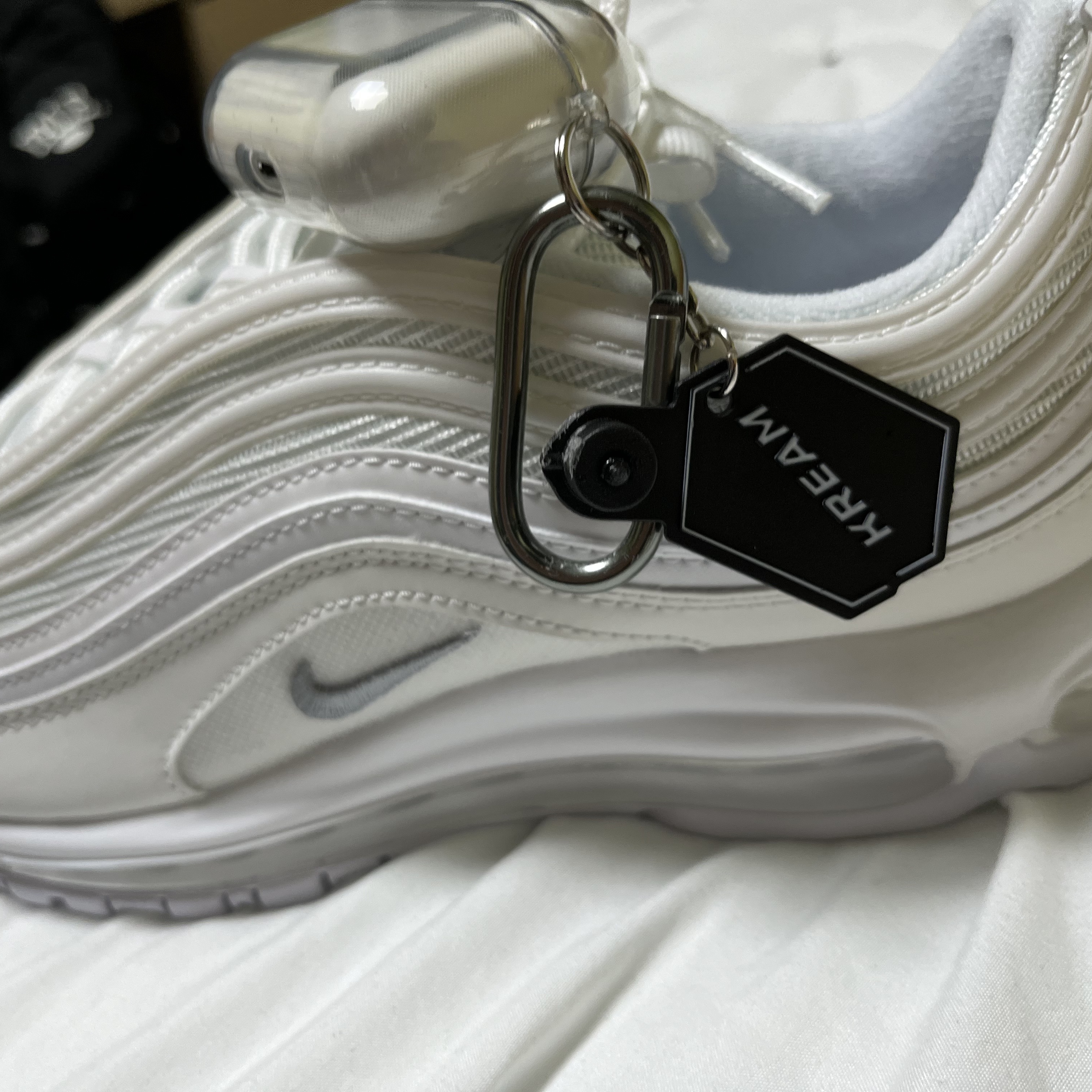 Nike Air Max 97 Triple White Wolf Grey, Apple AirPods Pro with MagSafe Charging Case (Korean Ver.) 착용 스타일