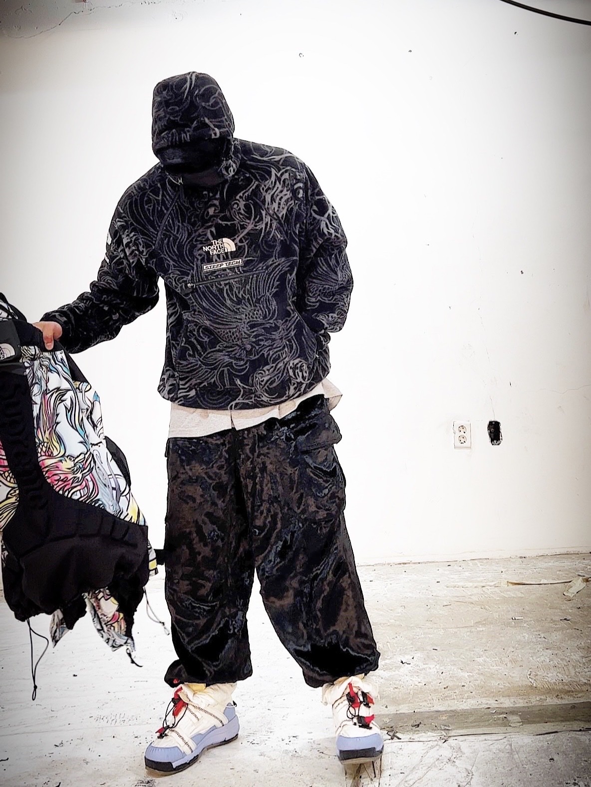 Supreme x The North Face Steep Tech Fleece Pullover Black Dragon - 22FW, Supreme Don’t Fuck Around T-Shirt Heather Grey - 22FW 착용 스타일 - 4