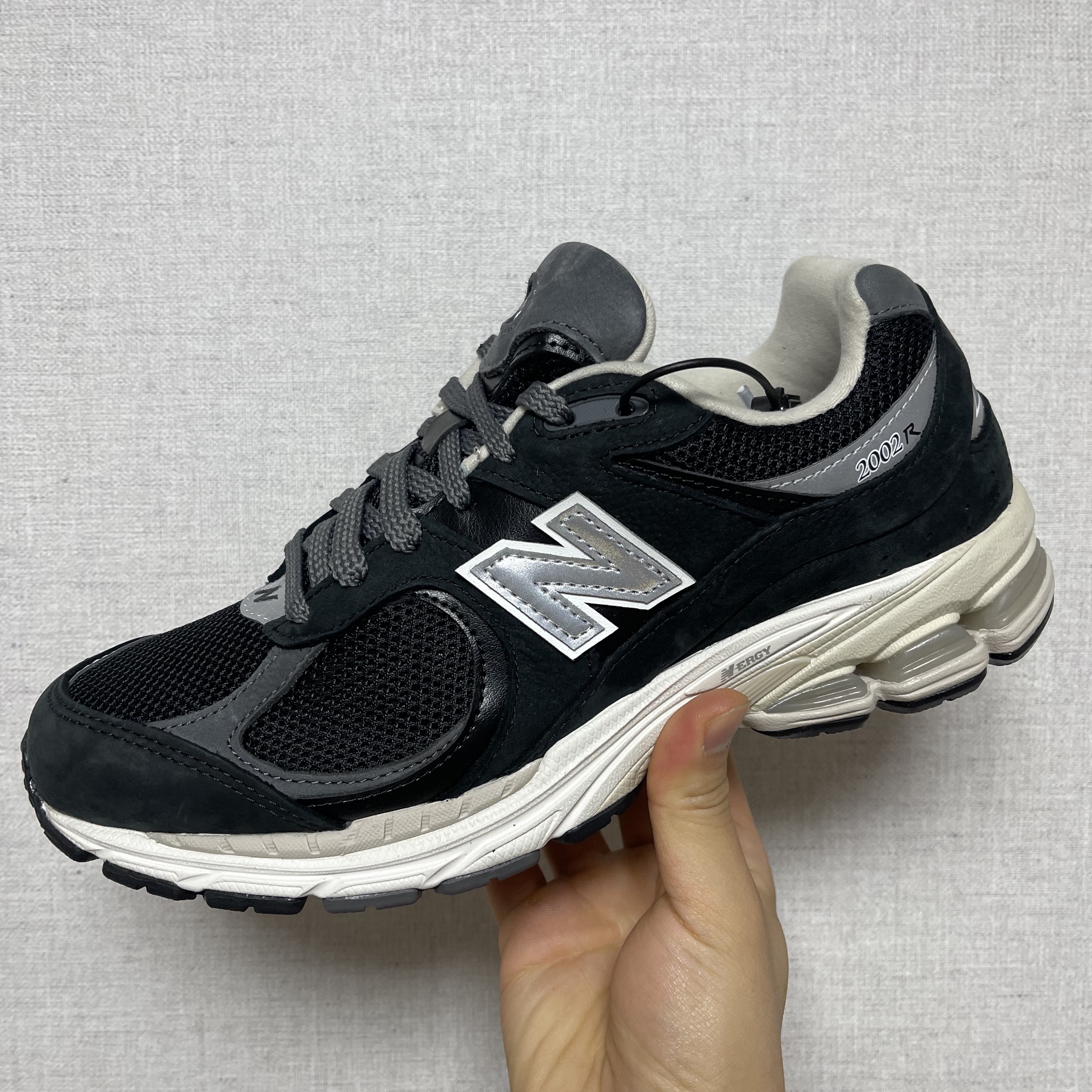 New Balance 2002R Premium Vintage Black 착용 스타일