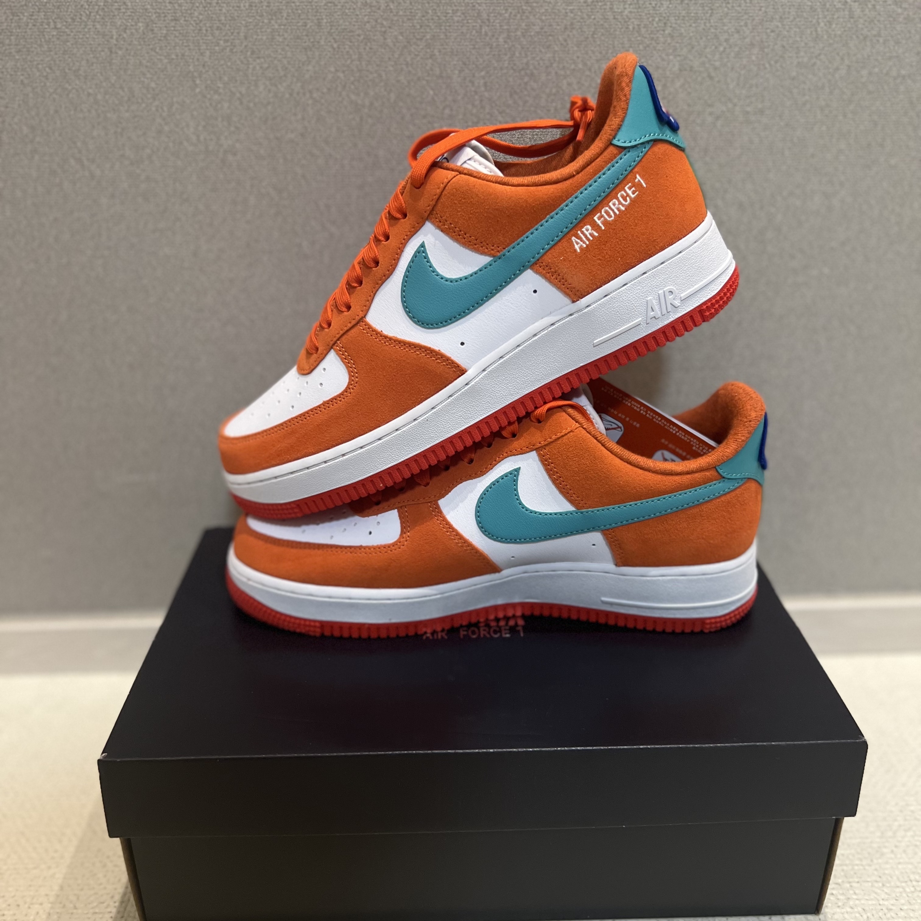 Nike Air Force 1 '07 LV8 Athletic Club Rush Orange Washed Teal 착용 스타일 - 2