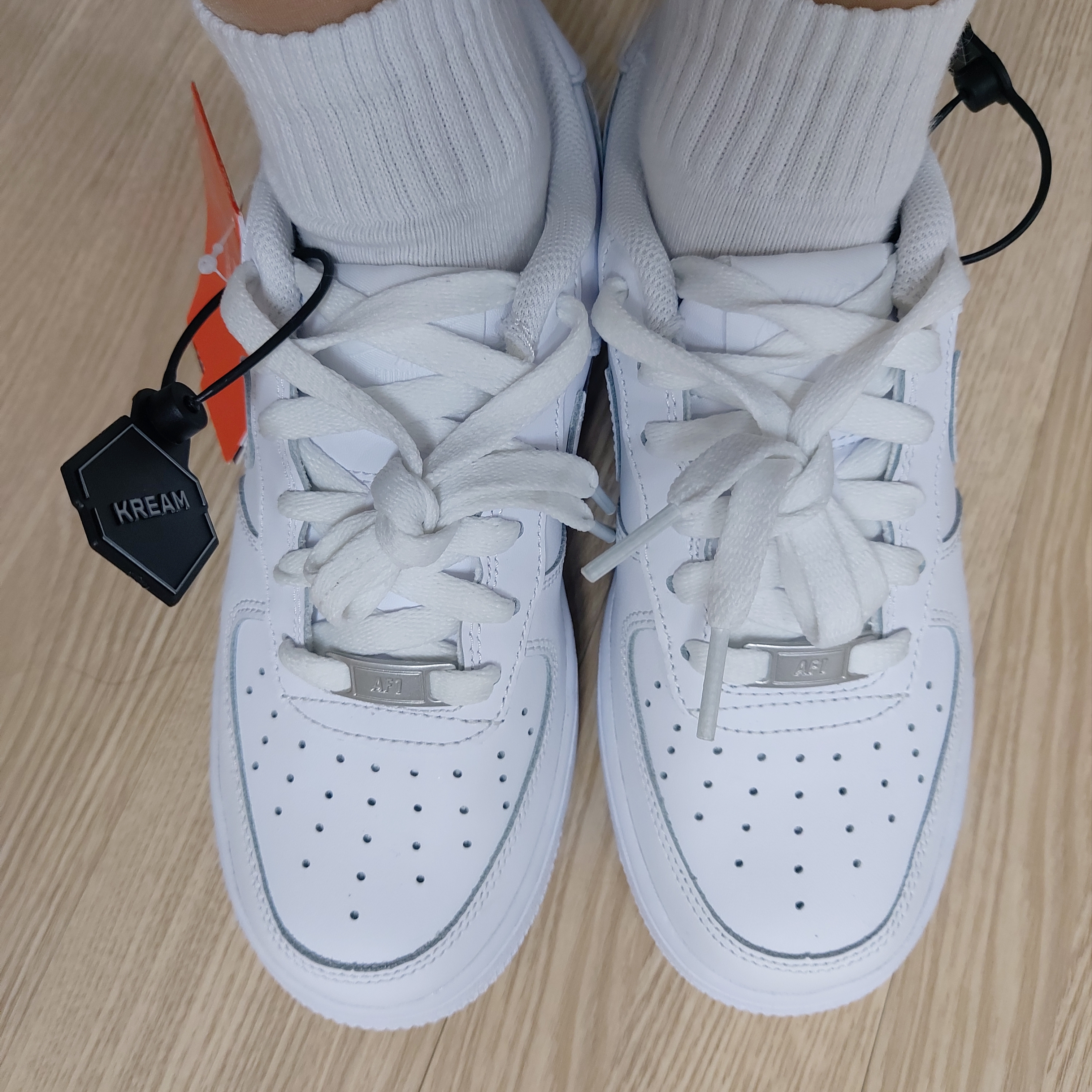 (GS) Nike Air Force 1 LE White 착용 스타일 - 1