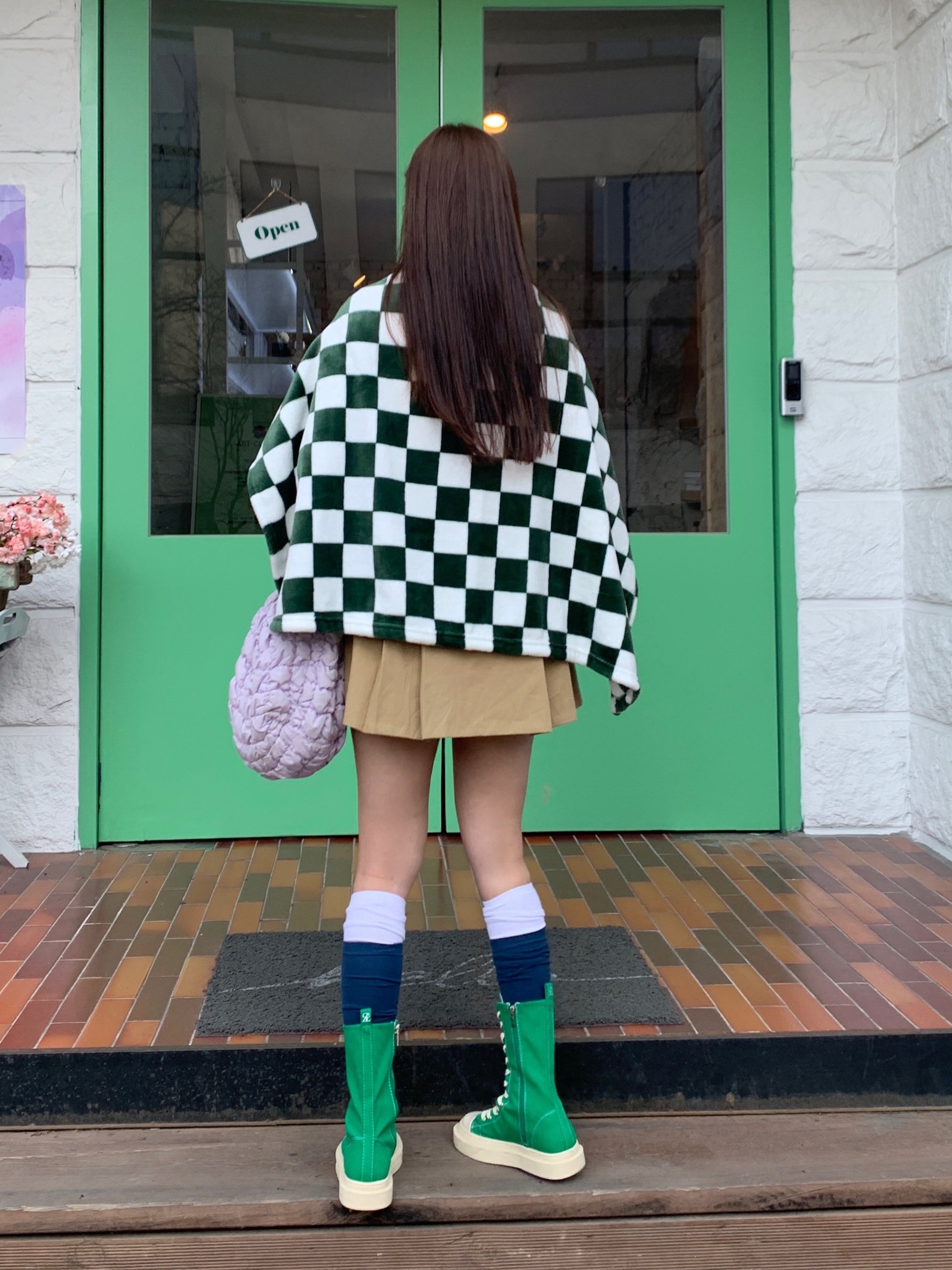 Burberry Check Cotton Poplin Shirt Archive Beige, COS Quilted Mini Bag Dusty Lilac 착용 스타일 - 2