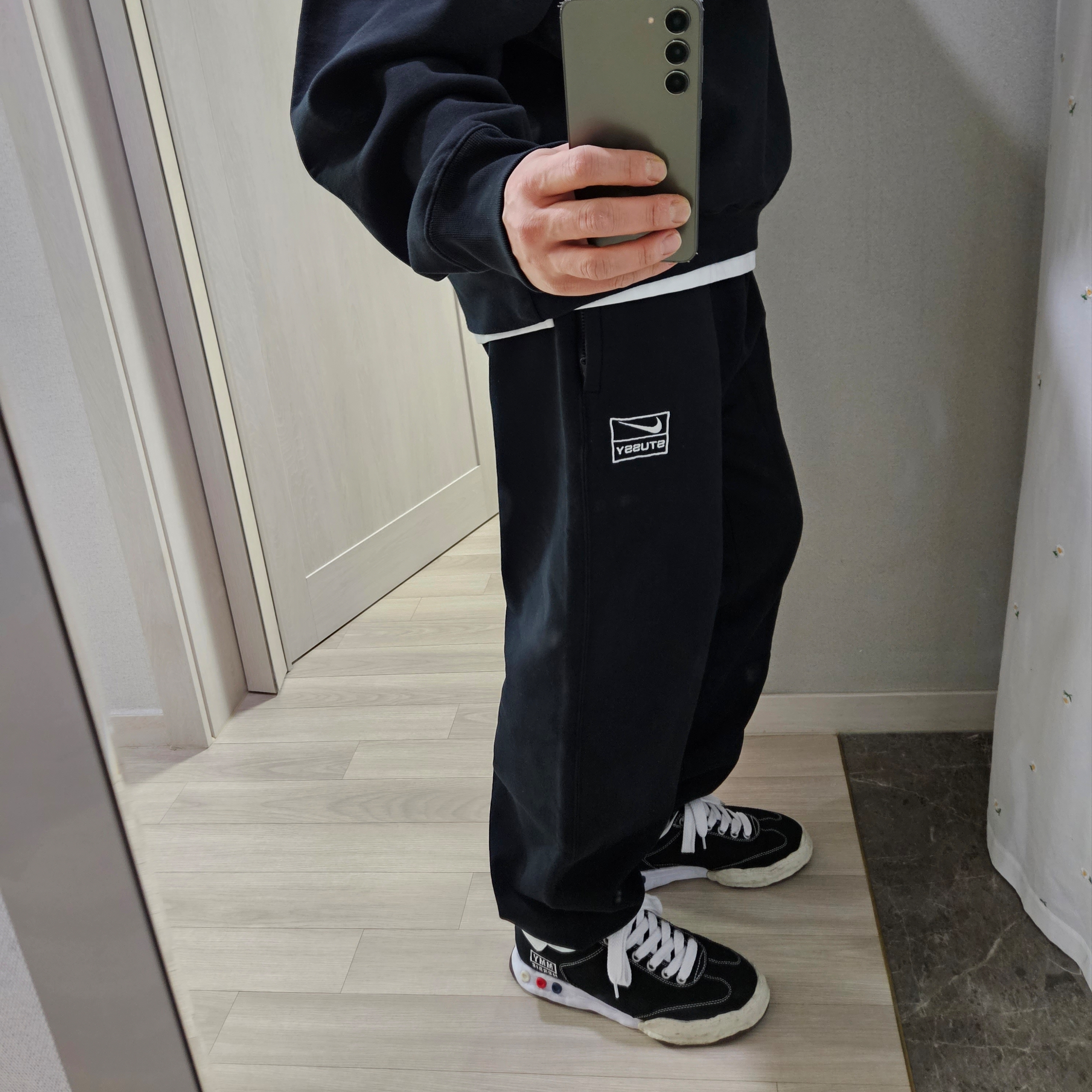 Nike x Stussy NRG Washed Fleece Pants Black (DO5296-010), Maison Mihara Yasuhiro Herbie OG Sole Canvas Low-top Sneakers Black 착용 스타일