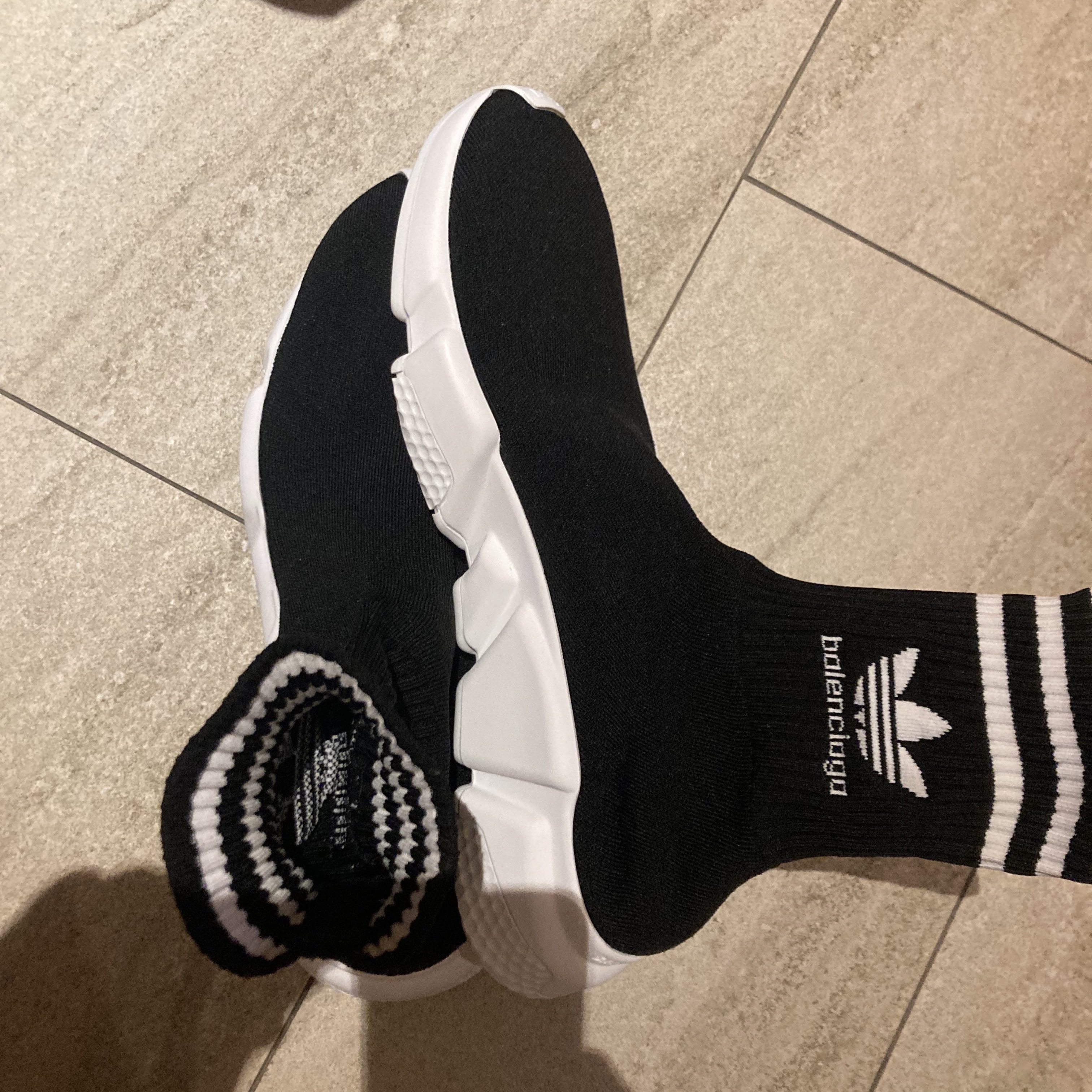 Balenciaga x Adidas Speed Trainer Black 착용 스타일