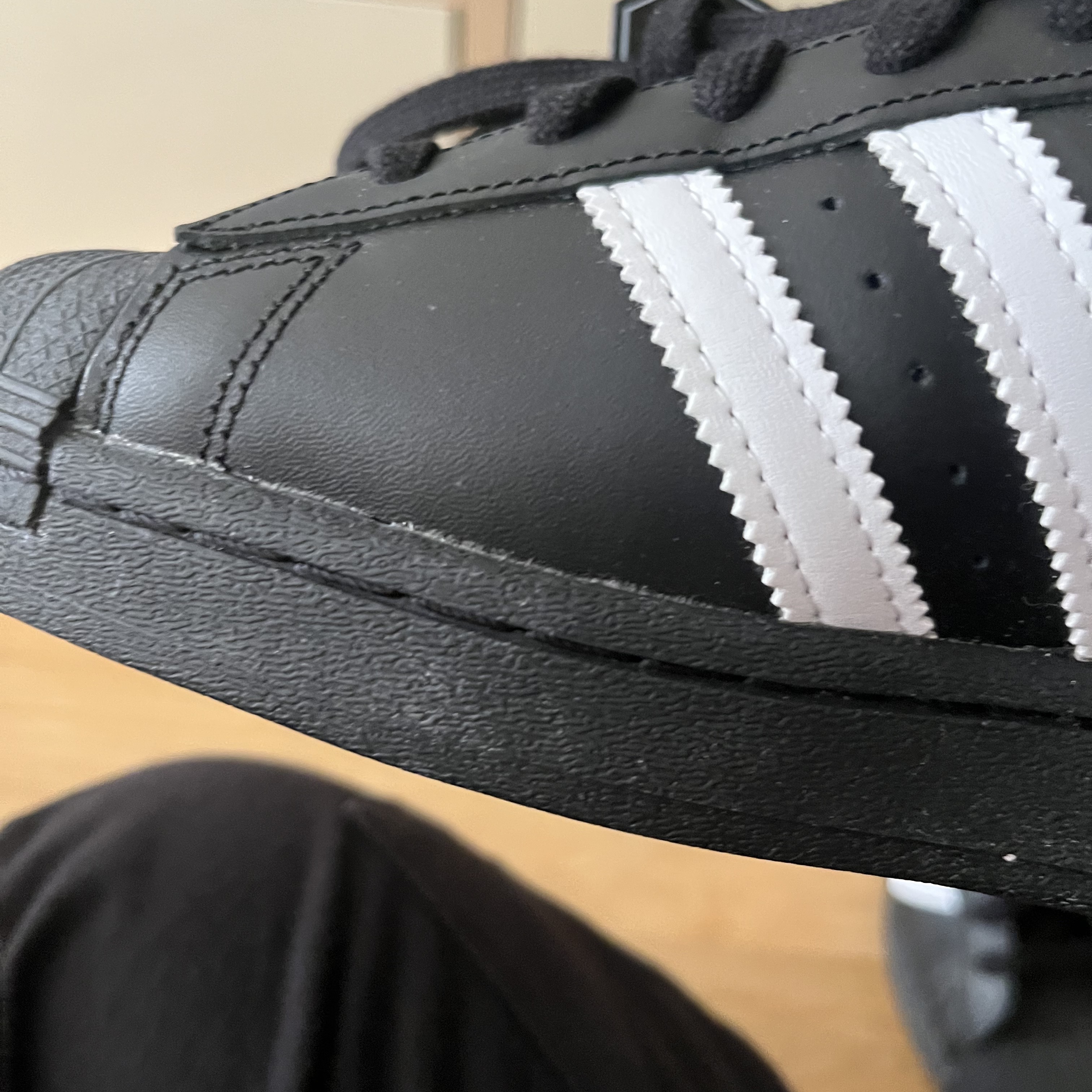 Adidas Superstar Core Black White 착용 스타일 - 3