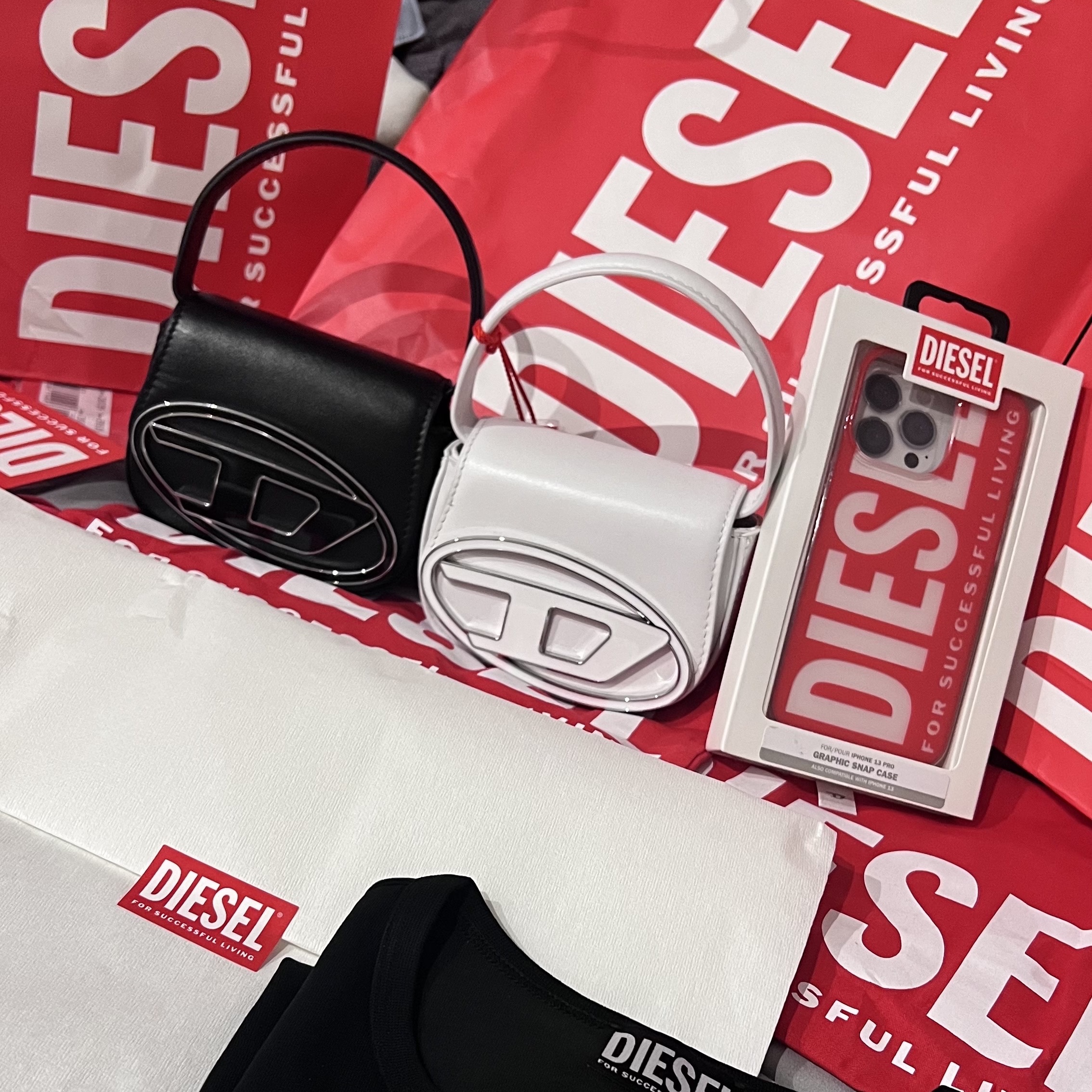 Diesel 1DR Mini Bag Plaque Black, Diesel 1DR Mini Bag Plaque White 착용 스타일 - 1
