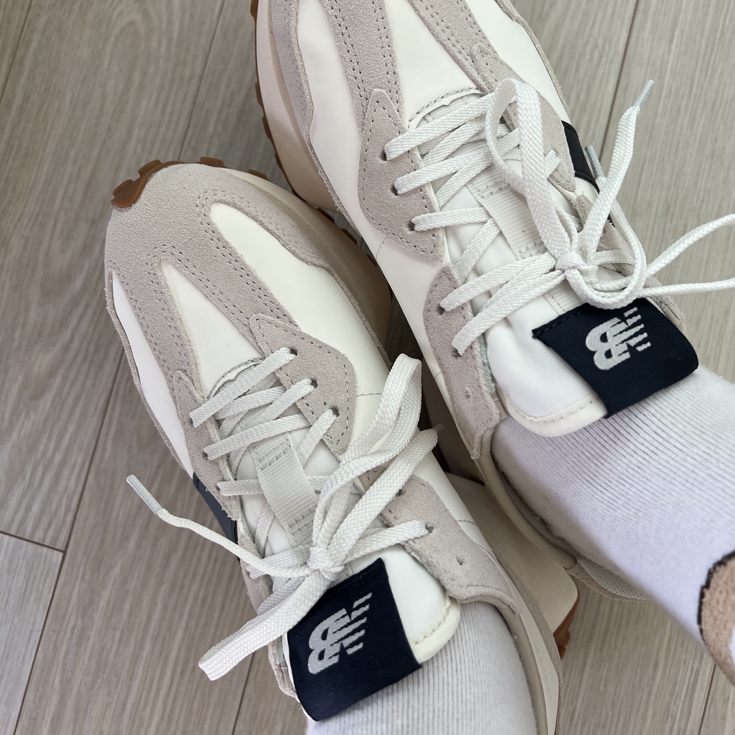 (W) New Balance 327 Beige Gum 착용 스타일