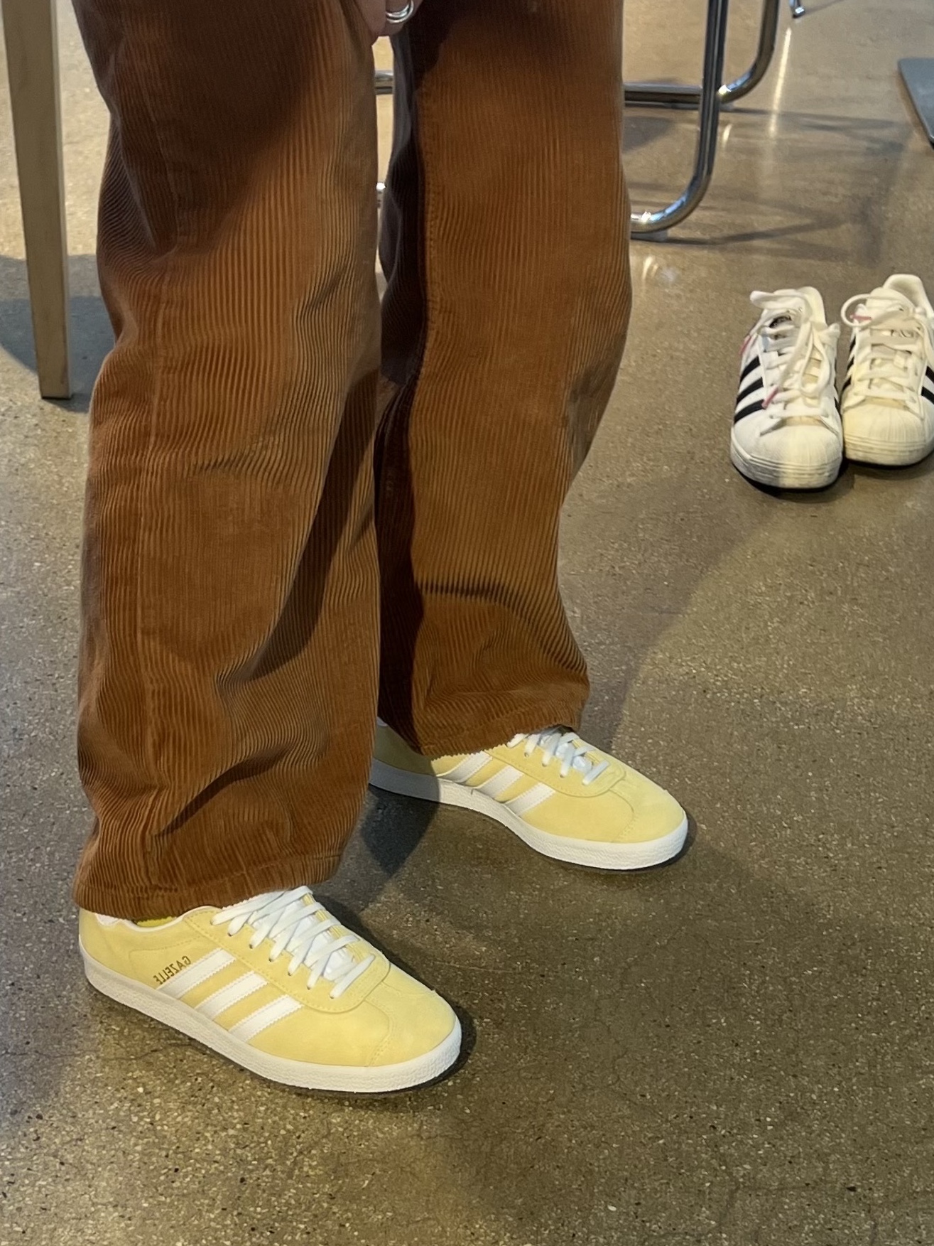 Adidas Gazelle Almost Yellow, Adidas x Andre Saraiva Superstar Cream White Core Black 착용 스타일 - 2
