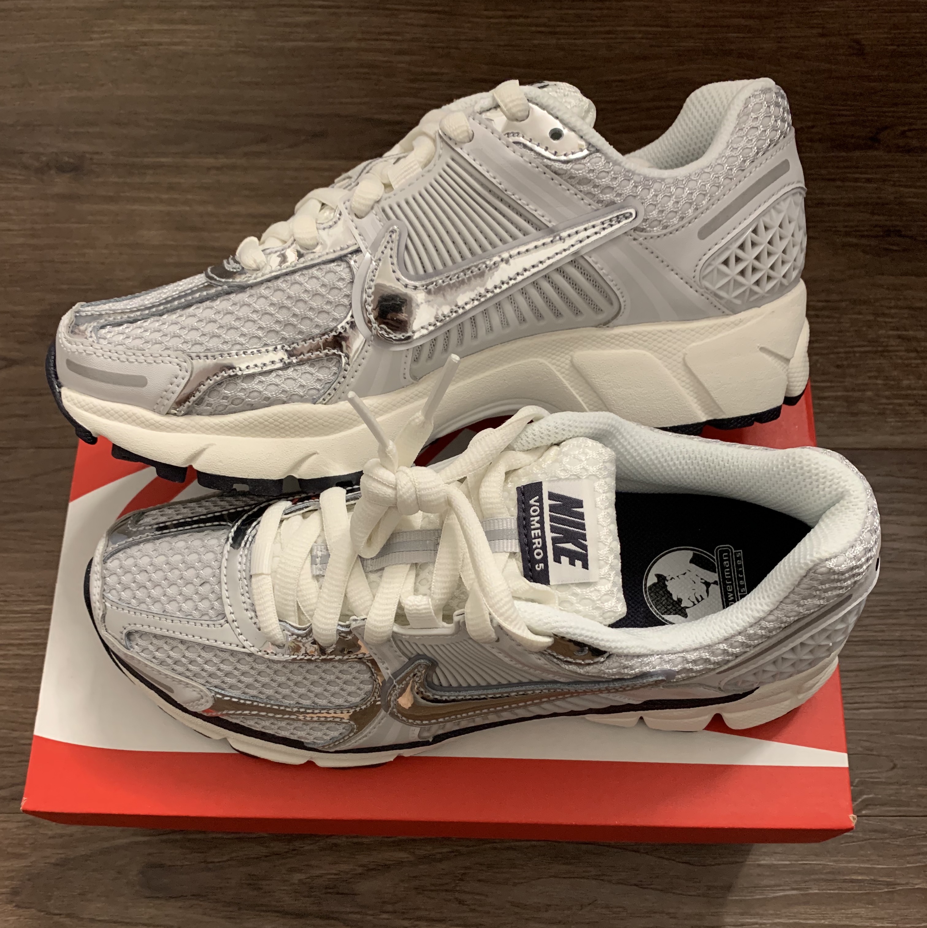 (W) Nike Zoom Vomero 5 Photon Dust and Metallic Silver 착용 스타일