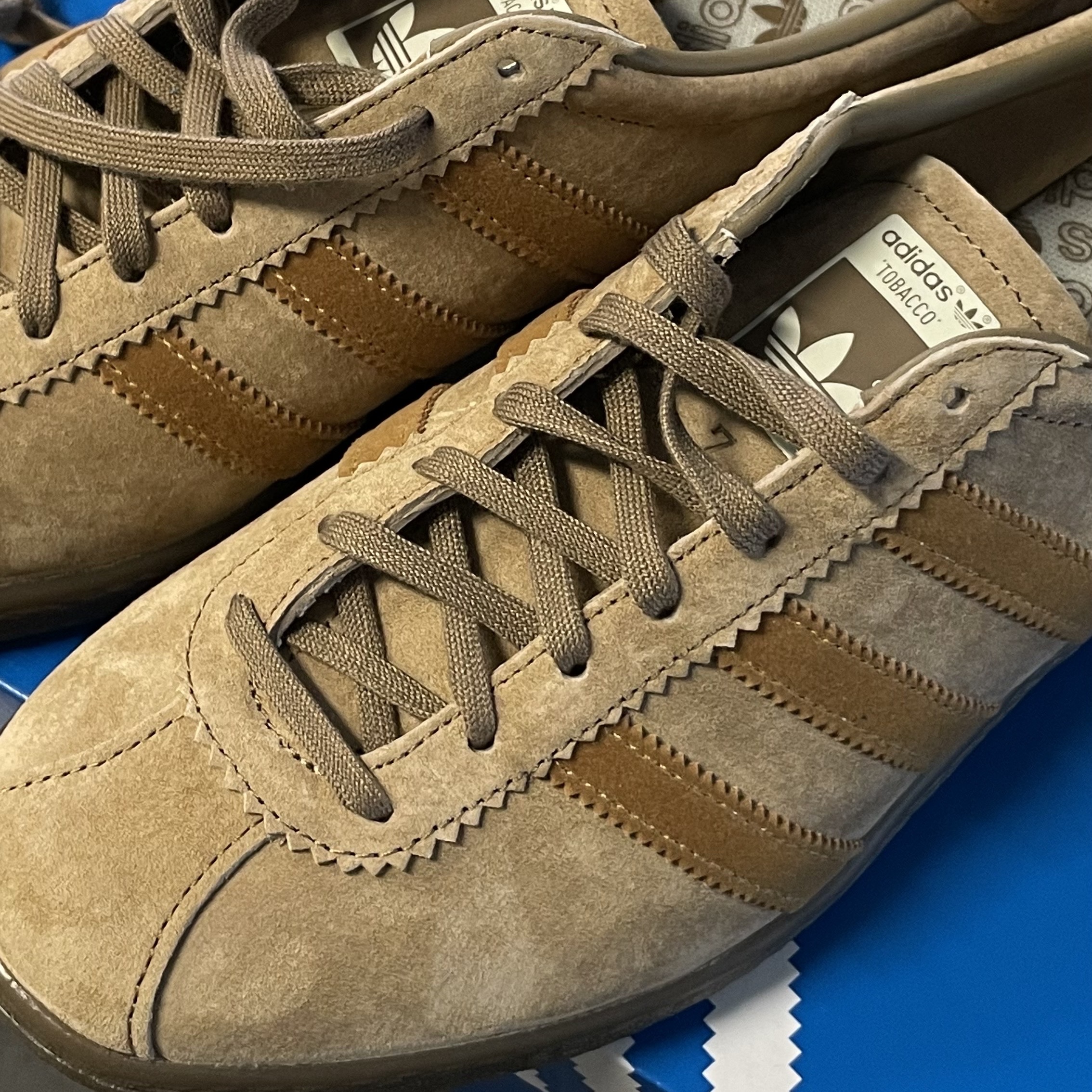 Adidas Tobacco Pantone Mesa 착용 스타일 - 1