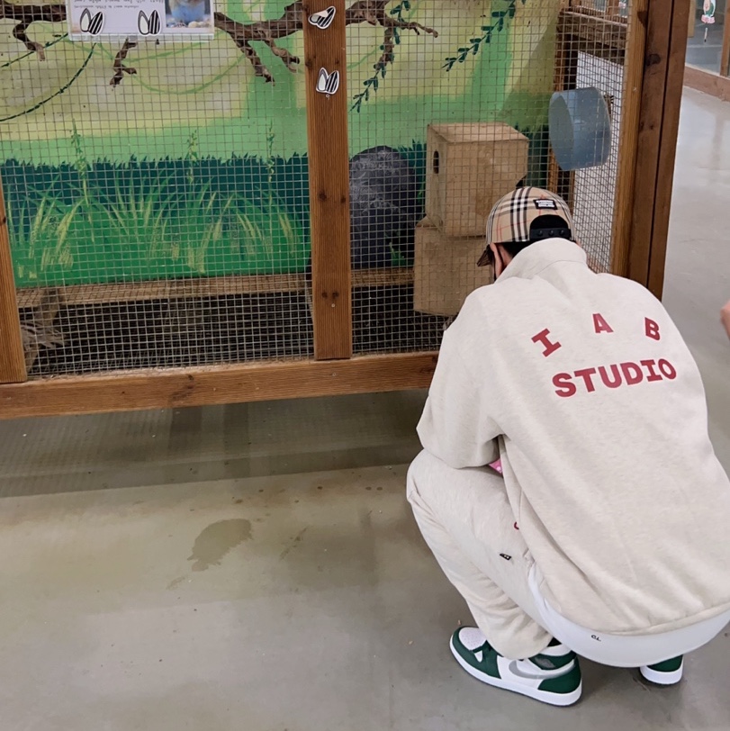 IAB Studio Half Zip-Up Oatmeal Burgundy, IAB Studio Sweatpants Oatmeal Burgundy - 23SS 착용 스타일 - 1