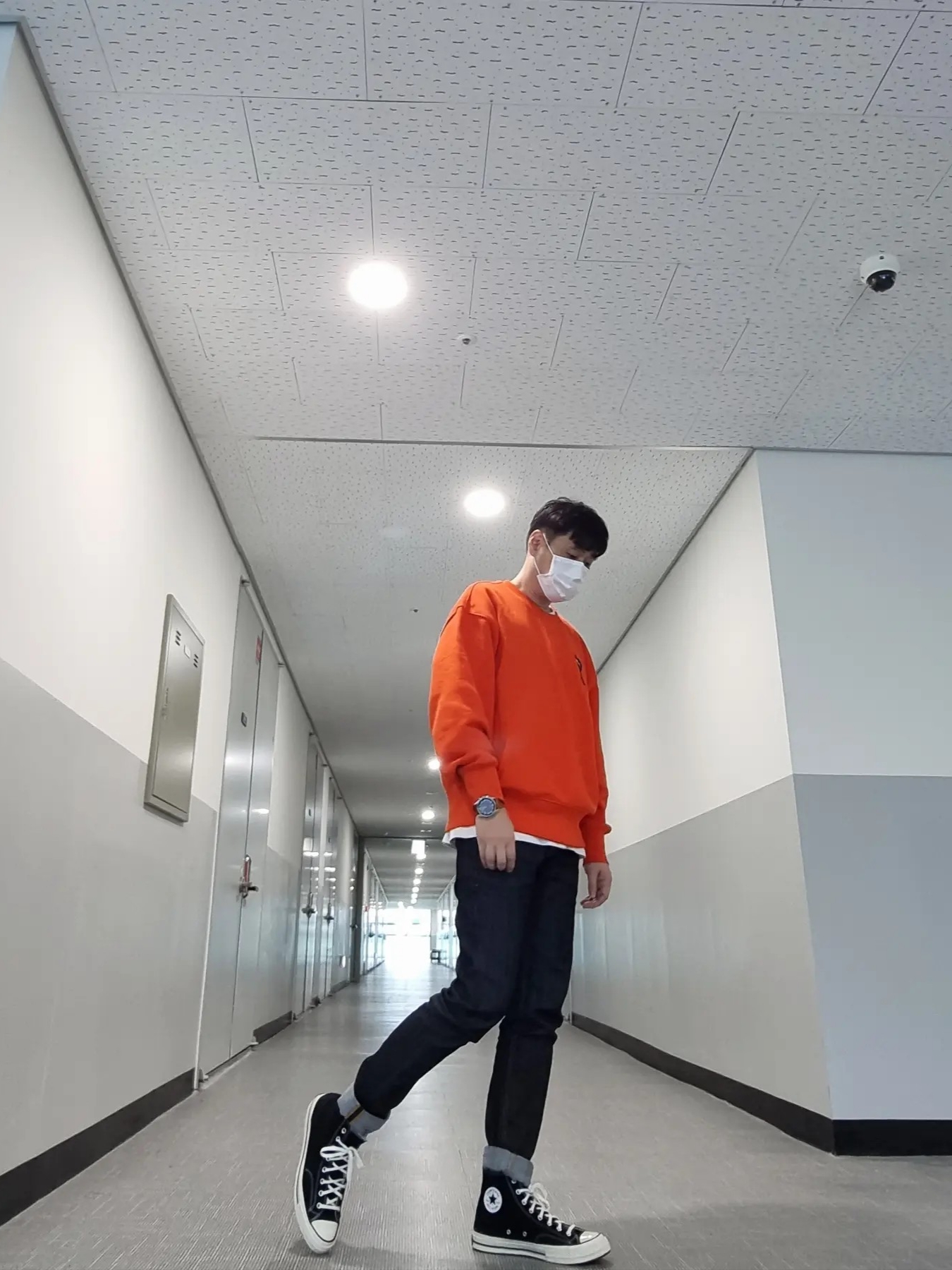 Puma x AMI Crewneck Sweatshirt Orange, Converse Chuck 70 Hi Black 착용 스타일 - 2