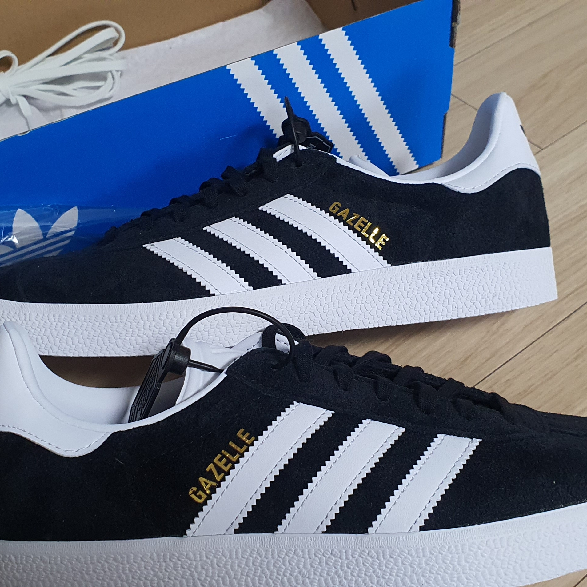 Adidas Gazelle Core Black White 착용 스타일