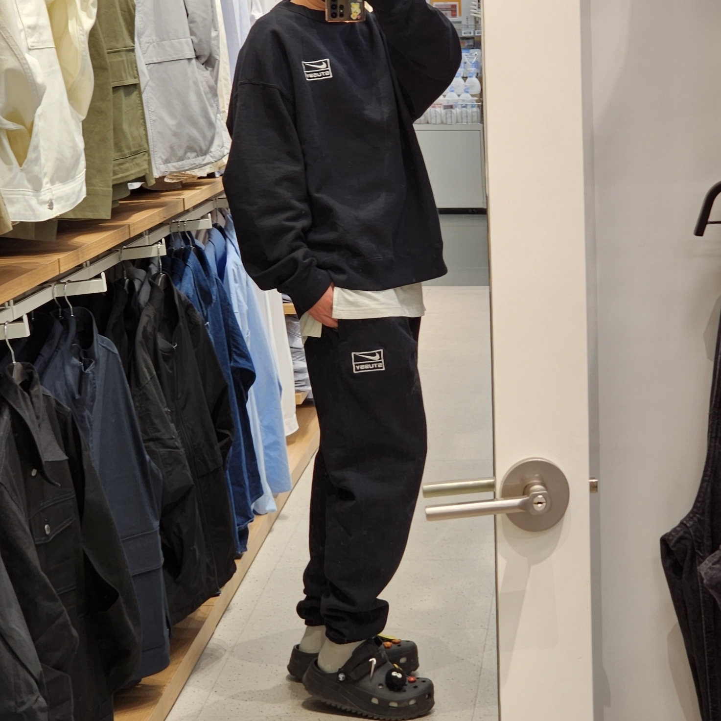 Nike x Stussy NRG Washed Fleece Crewneck Black (DO5310-010), Nike x Stussy NRG Washed Fleece Pants Black (DO5296-010) 착용 스타일