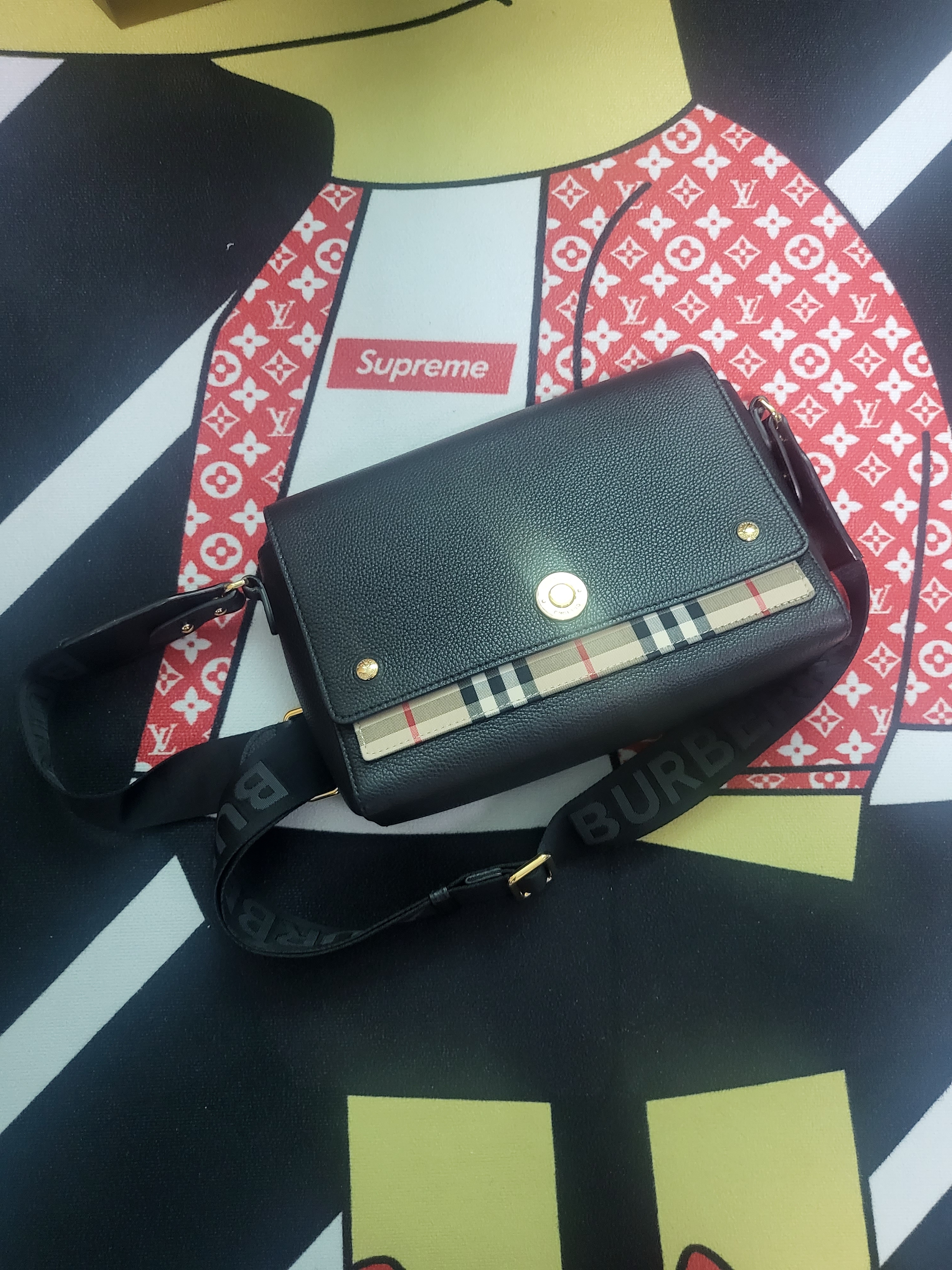 Burberry Leather and Vintage Check Note Crossbody Bag Black 착용 스타일