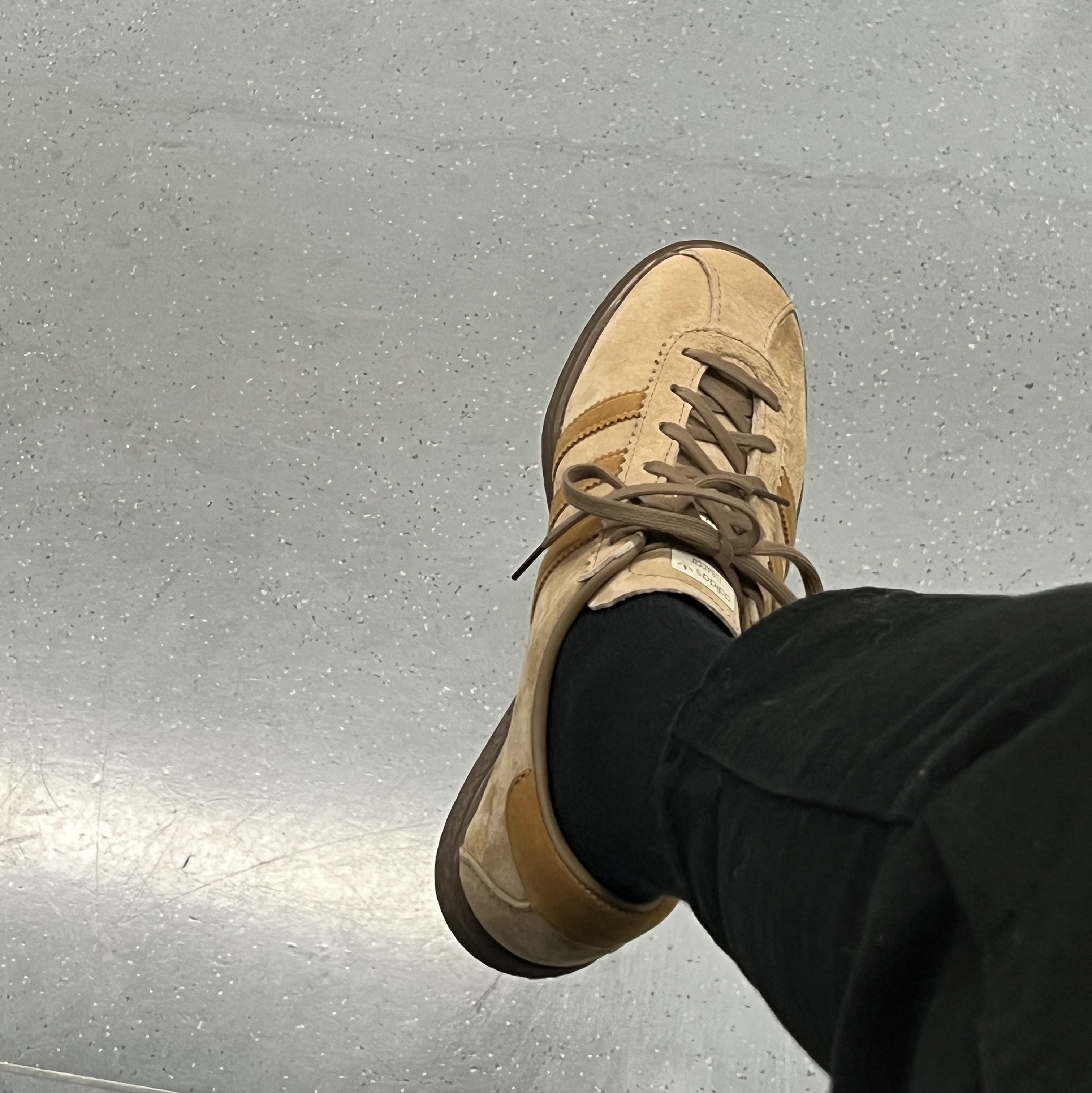 Adidas Tobacco Pantone Mesa 착용 스타일