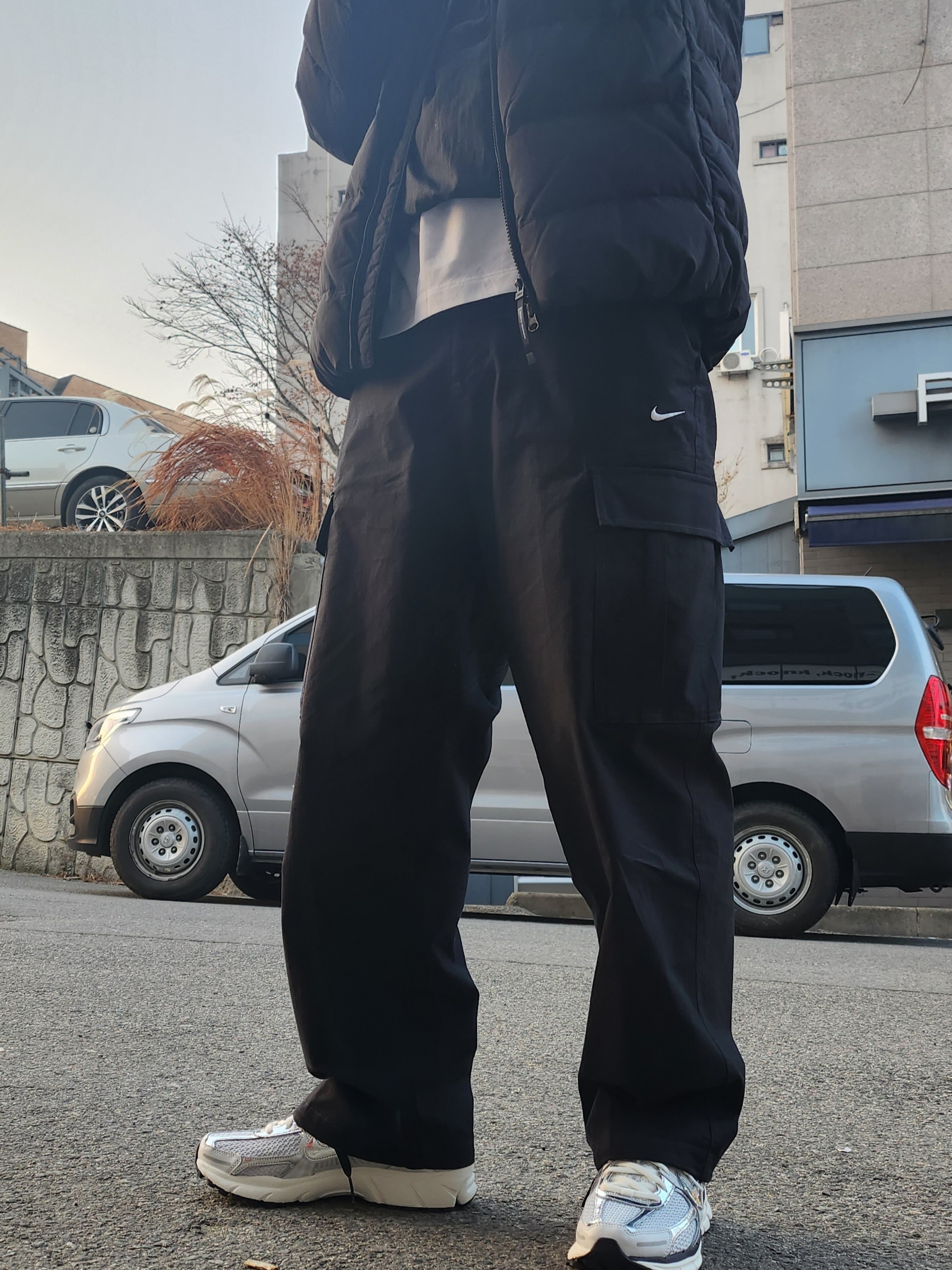 (W) Nike Zoom Vomero 5 Photon Dust and Metallic Silver, Nike SB Kearny Skate Cargo Pants Black White - Asia 착용 스타일 - 1
