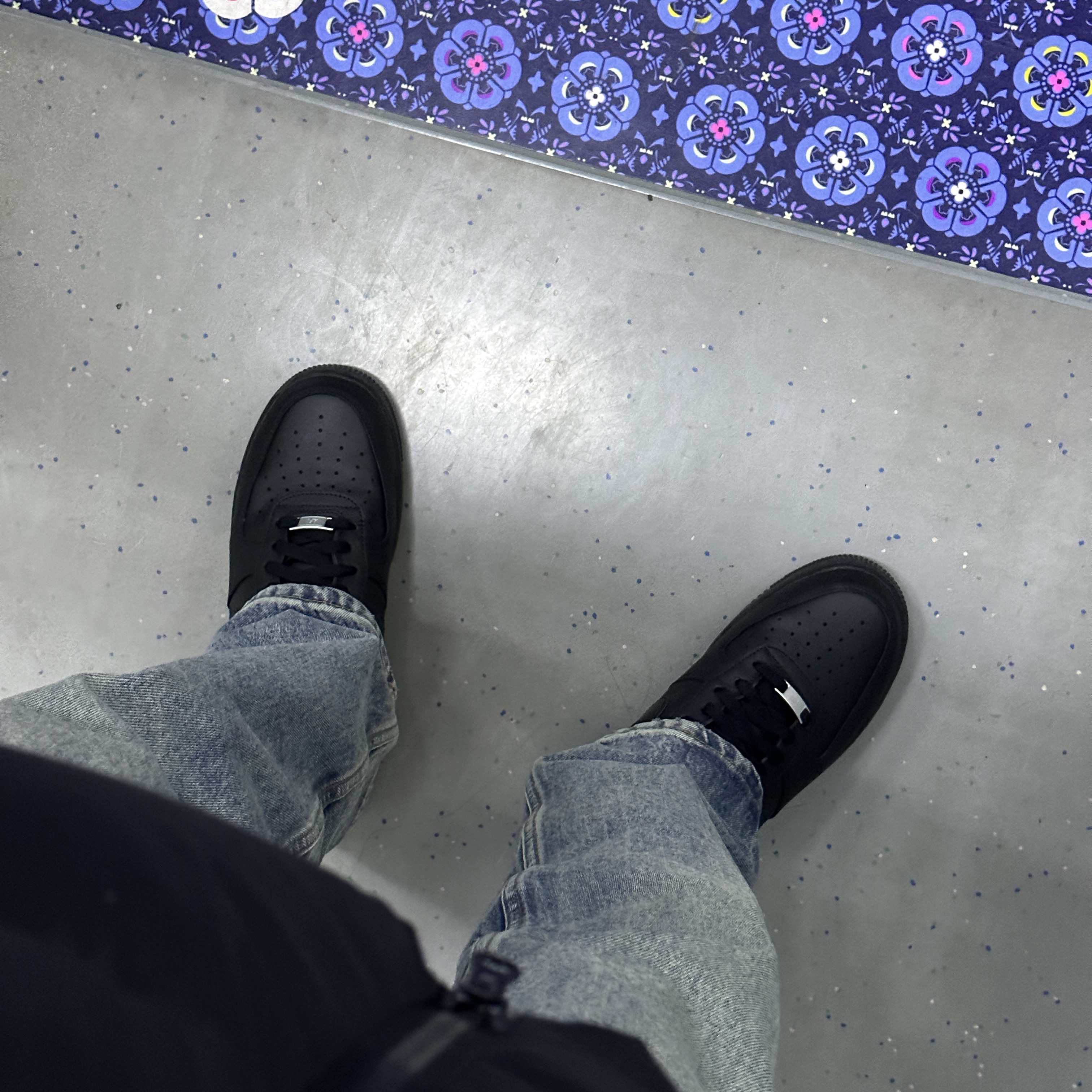 Nike Air Force 1 '07 Low Triple Black 착용 스타일