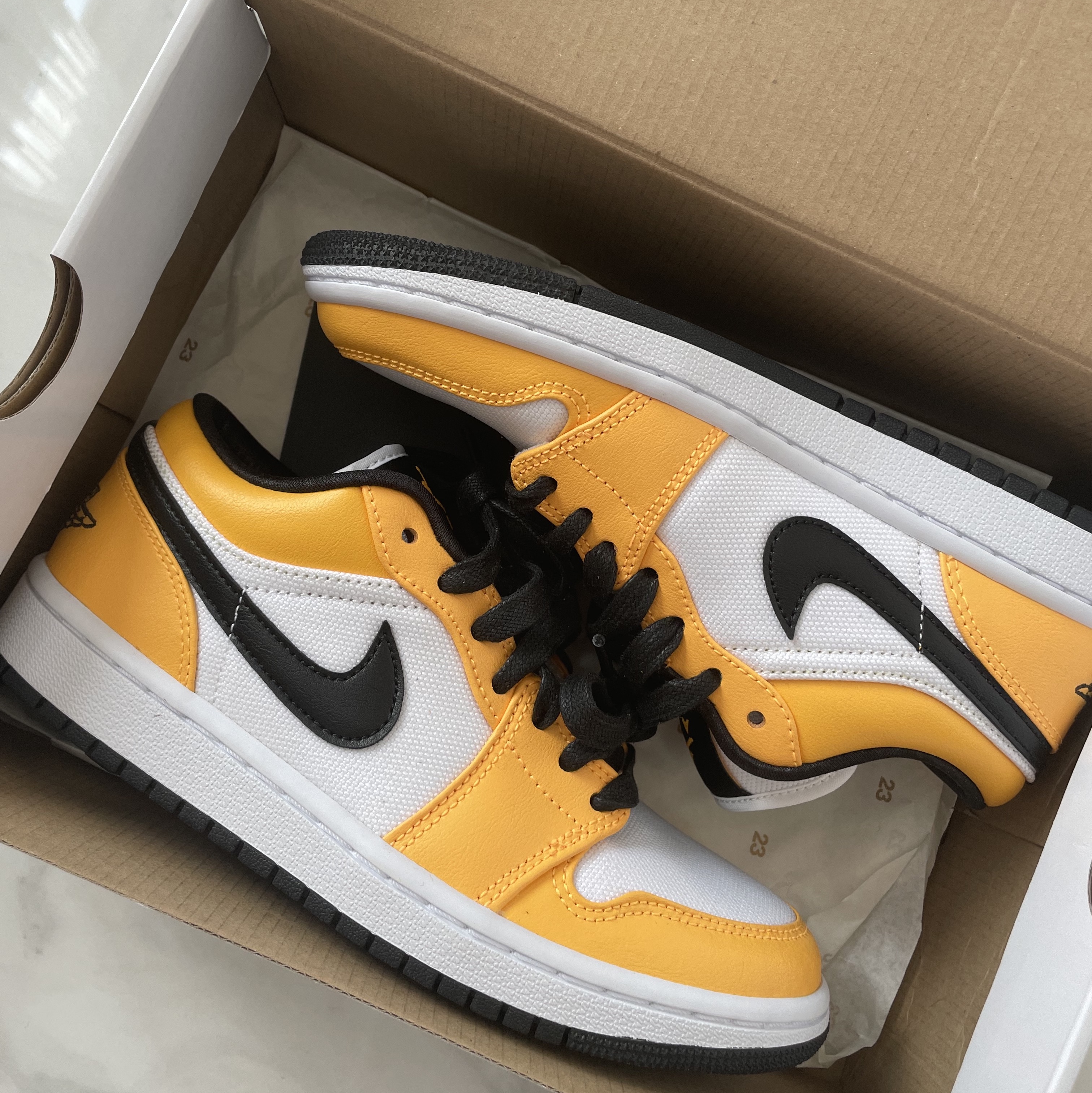 (W) Jordan 1 Low SE Laser Orange 착용 스타일 - 1
